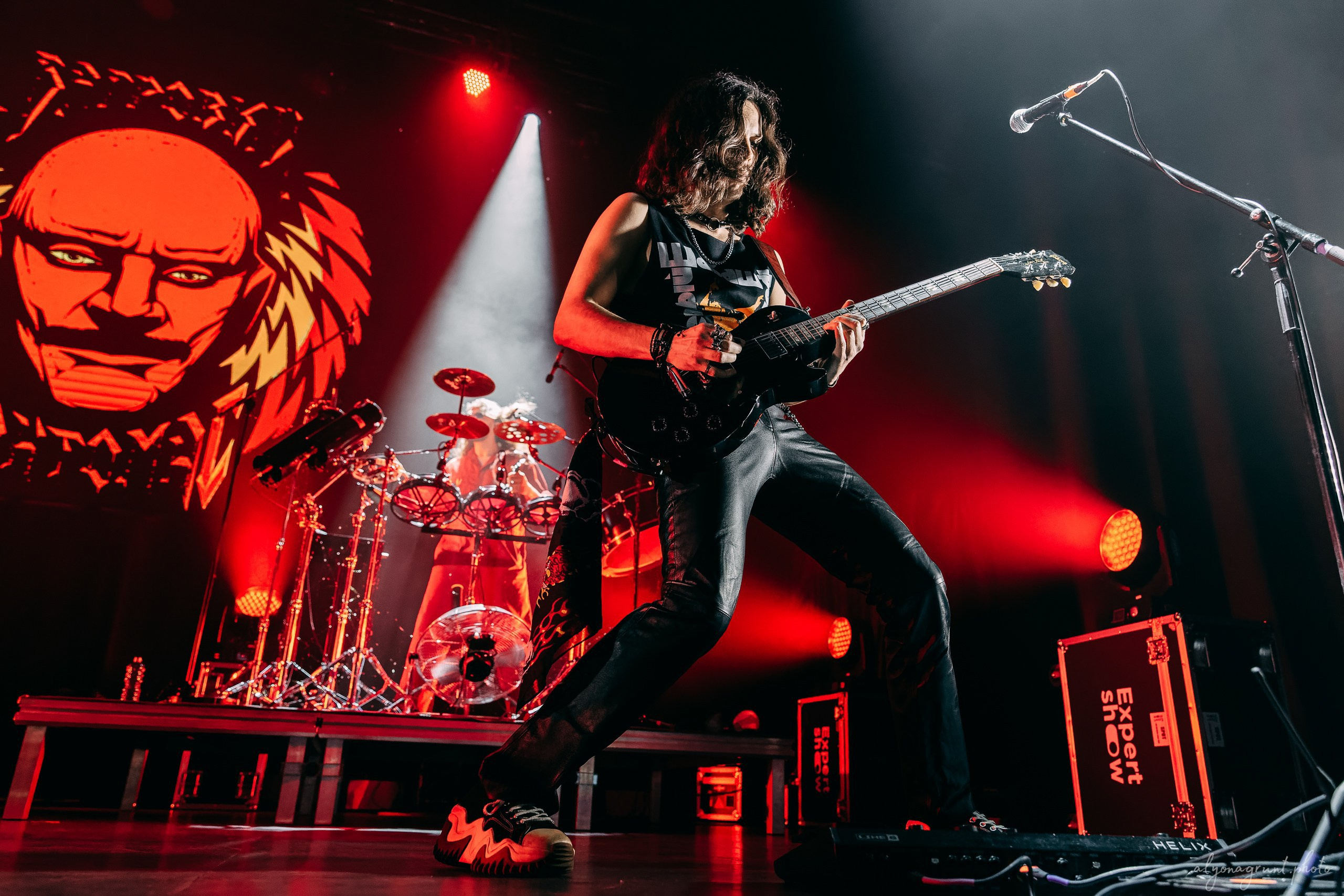 Багровый Фантомас, фоторепортаж, СПб, BASE, 14.12.2025. Алена Адрианова: фотограф в Санкт-Петербурге