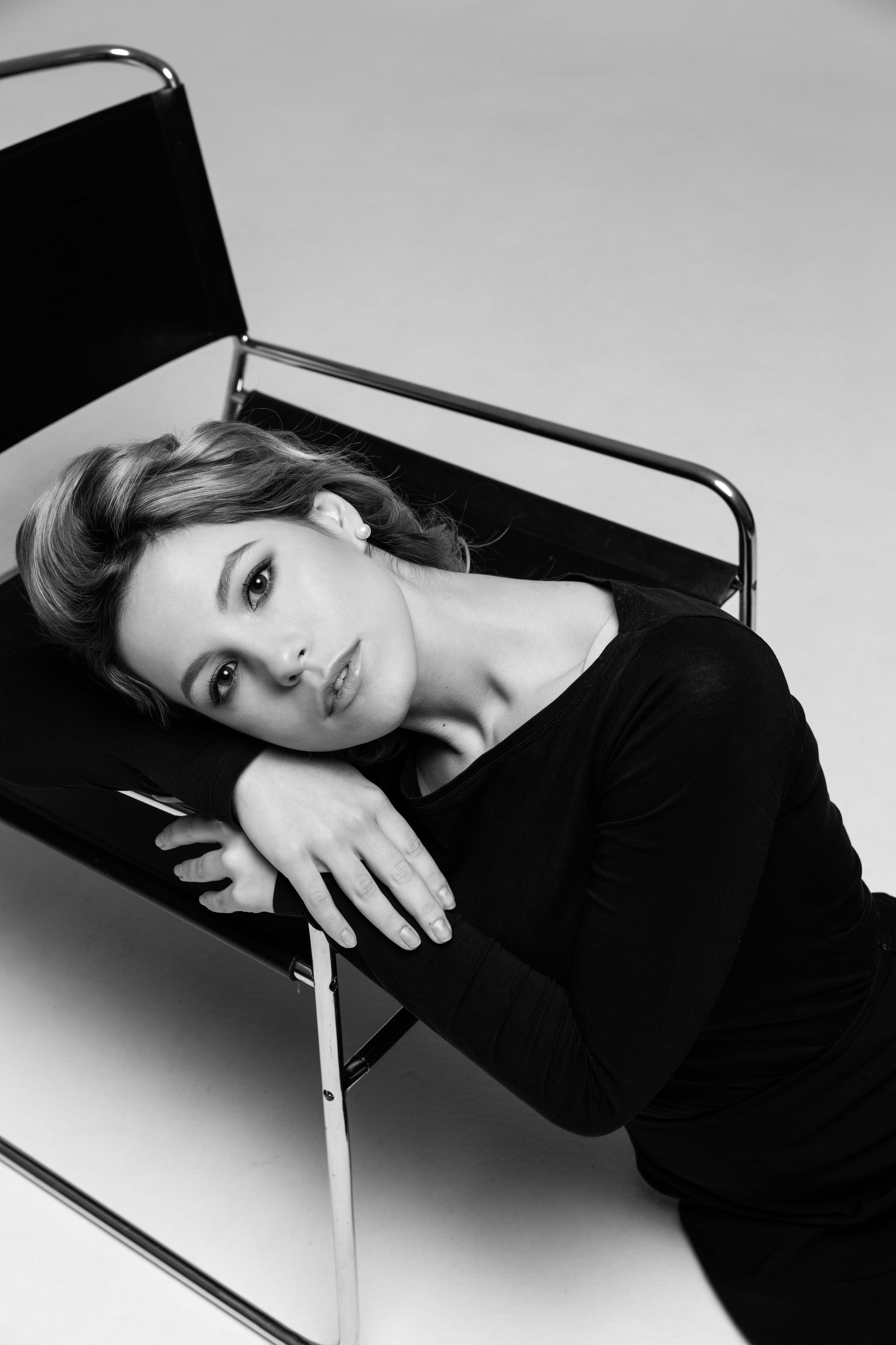 Portfolio. Volume II: «Портреты. Лица Ленинград Центра без масок». Ира Сафронова — фотограф и нейровизуализатор | бизнес-съёмки, портреты, нейровизуалы для брендов, Санкт-Петербург и Москва