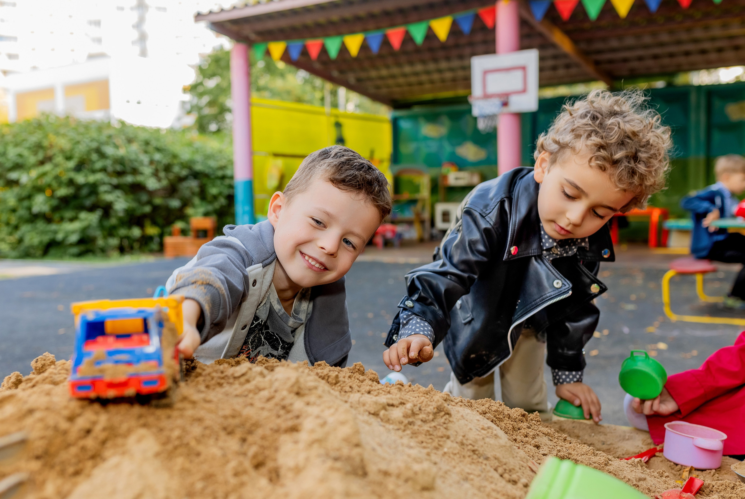 дети играют в песочнице 