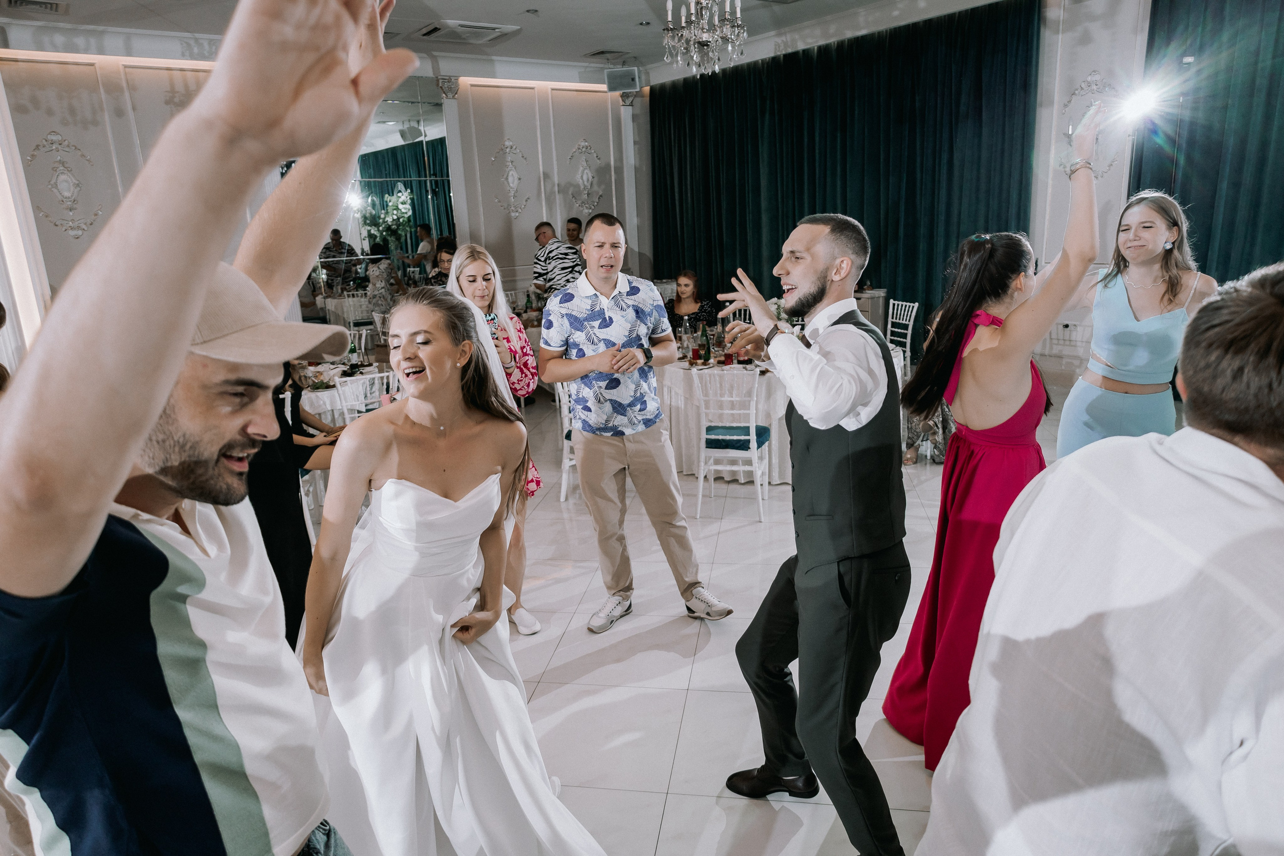 Свадебная прогулка. Эвелина и Дмитрий. Свадебная фотография. Арина Рубах