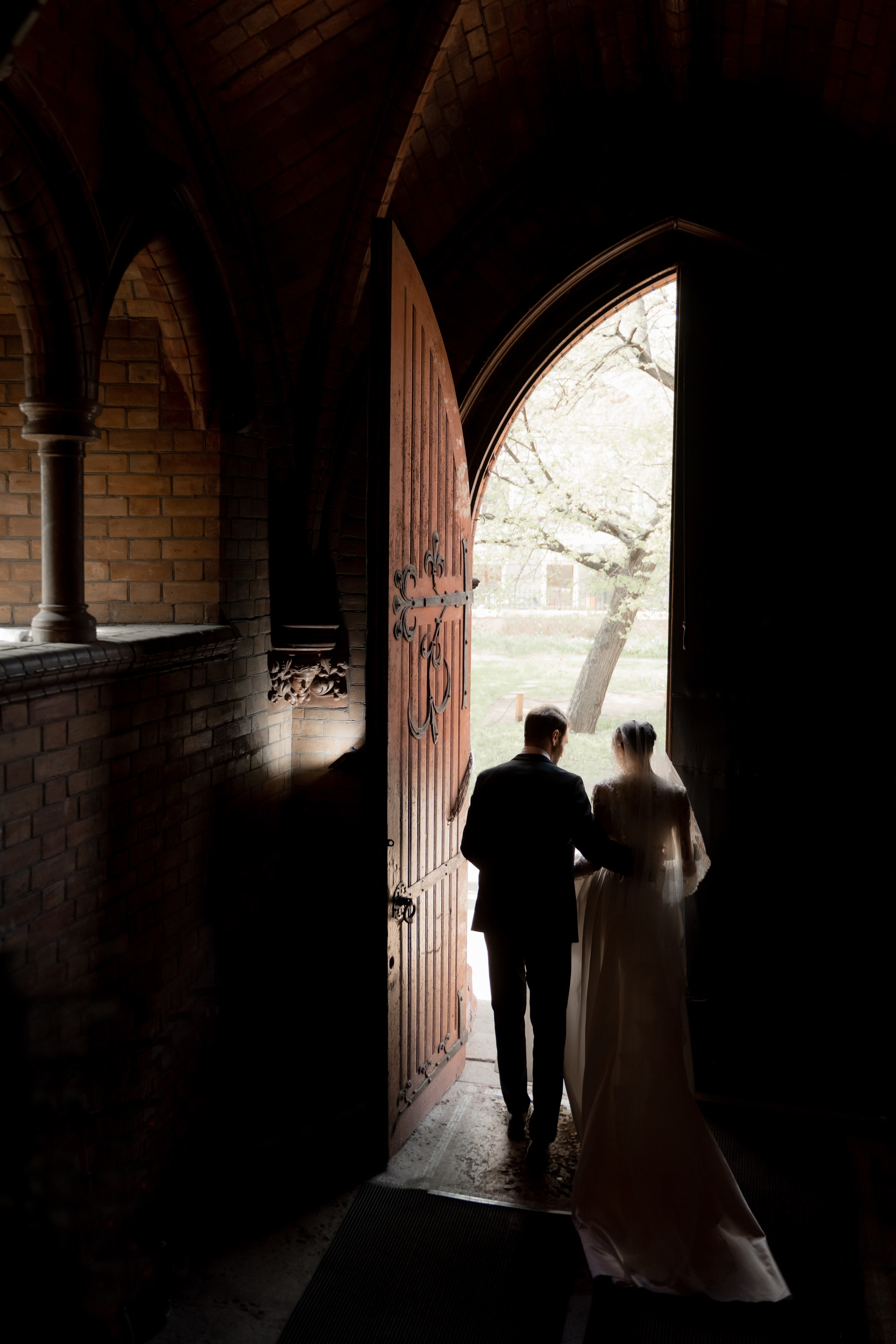 Свадебная фотосессия в католической церкви Москва. Портретный и свадебный фотограф Алла Карени Москва