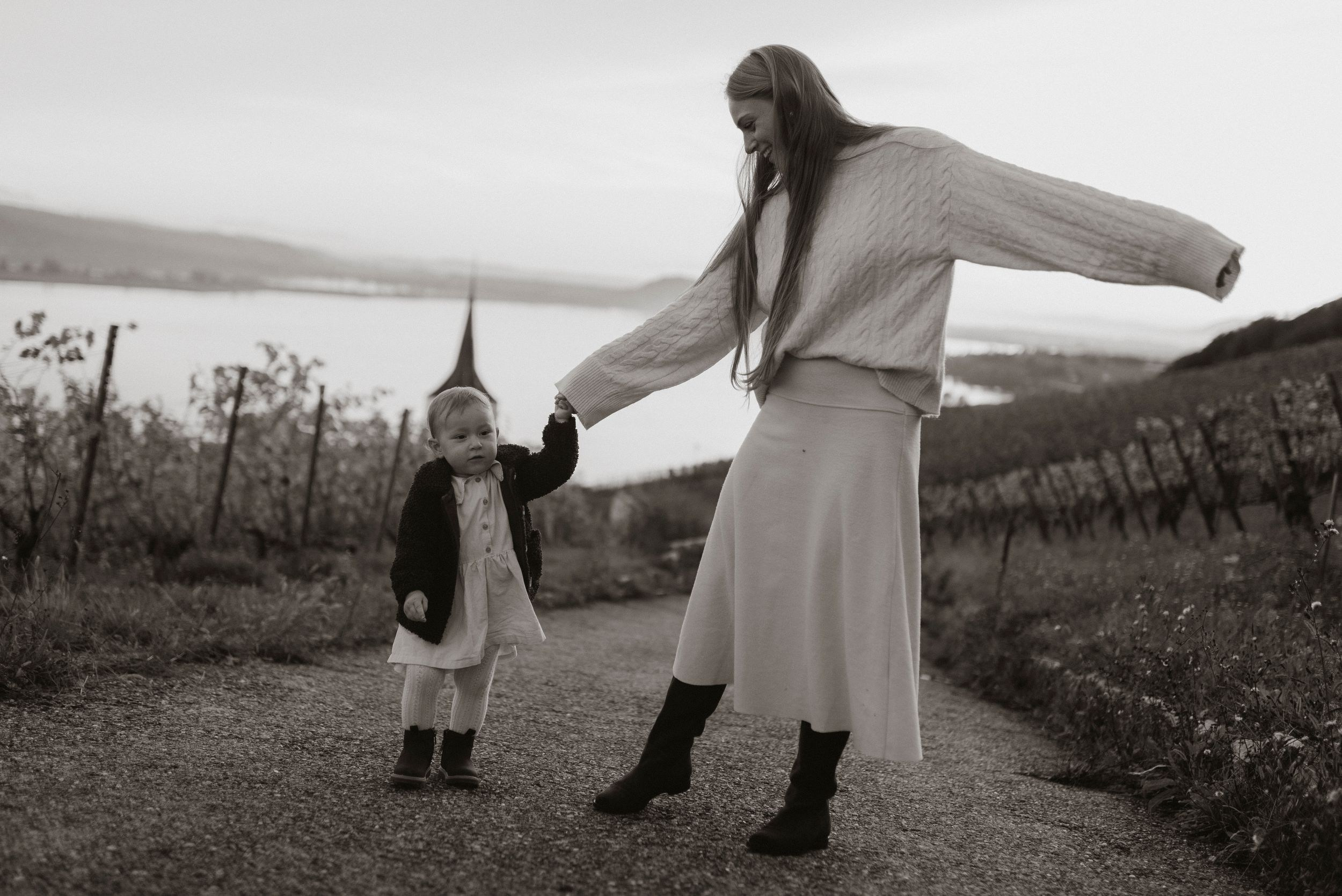 Polina Sobol — family & documentary photographer in Bern. Outdoor & urban photo sessions for families, kids and couples