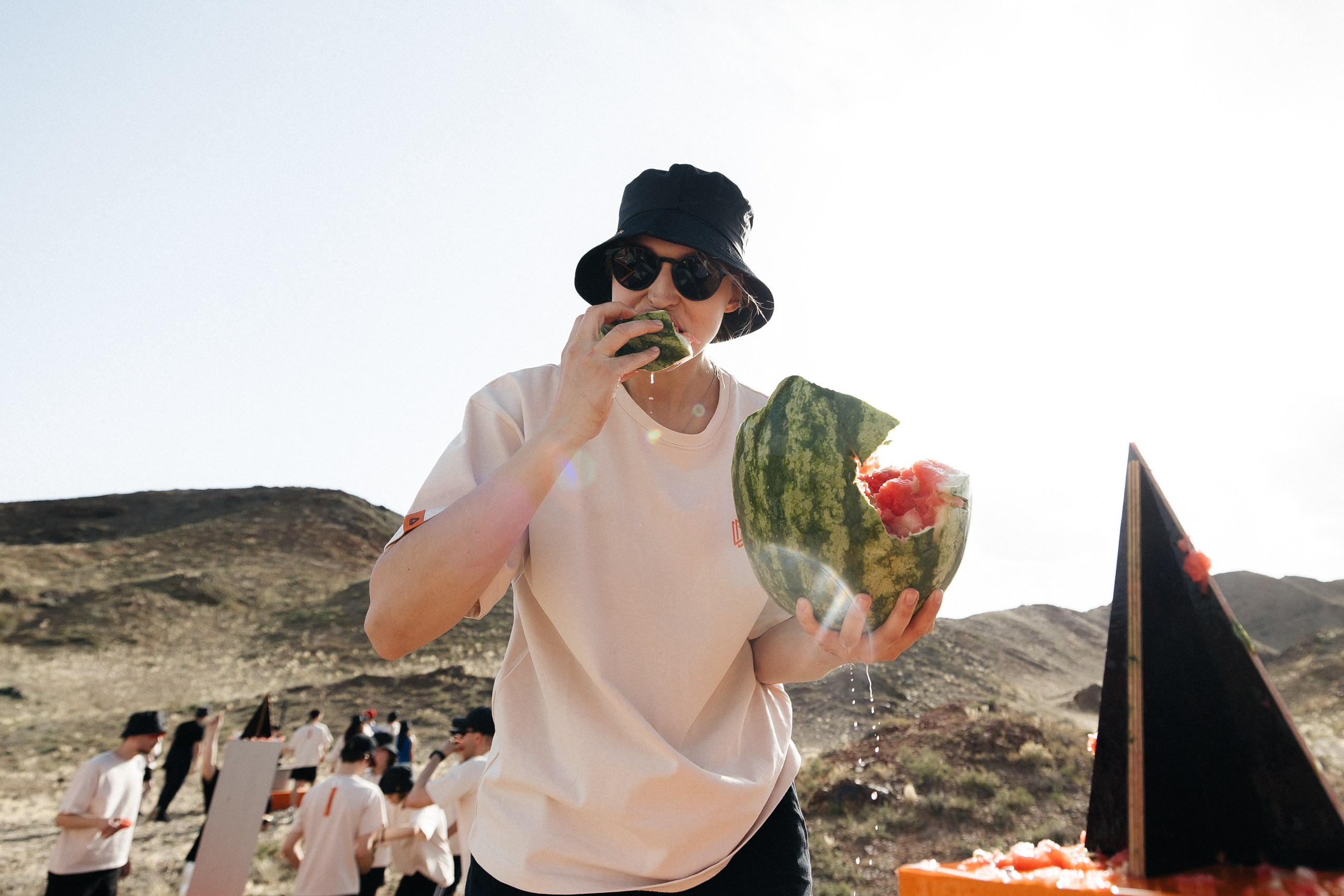 Здравствуйте! Я свадебный фотограф из Ульяновска, работаю в том числе по всей России и с выездом за границу. Снимаю свадьбы, lovestory, корпоративы, светский репортаж. Провожу обучение по фотографии, мастер-классы и воркшопы для других фотографов.