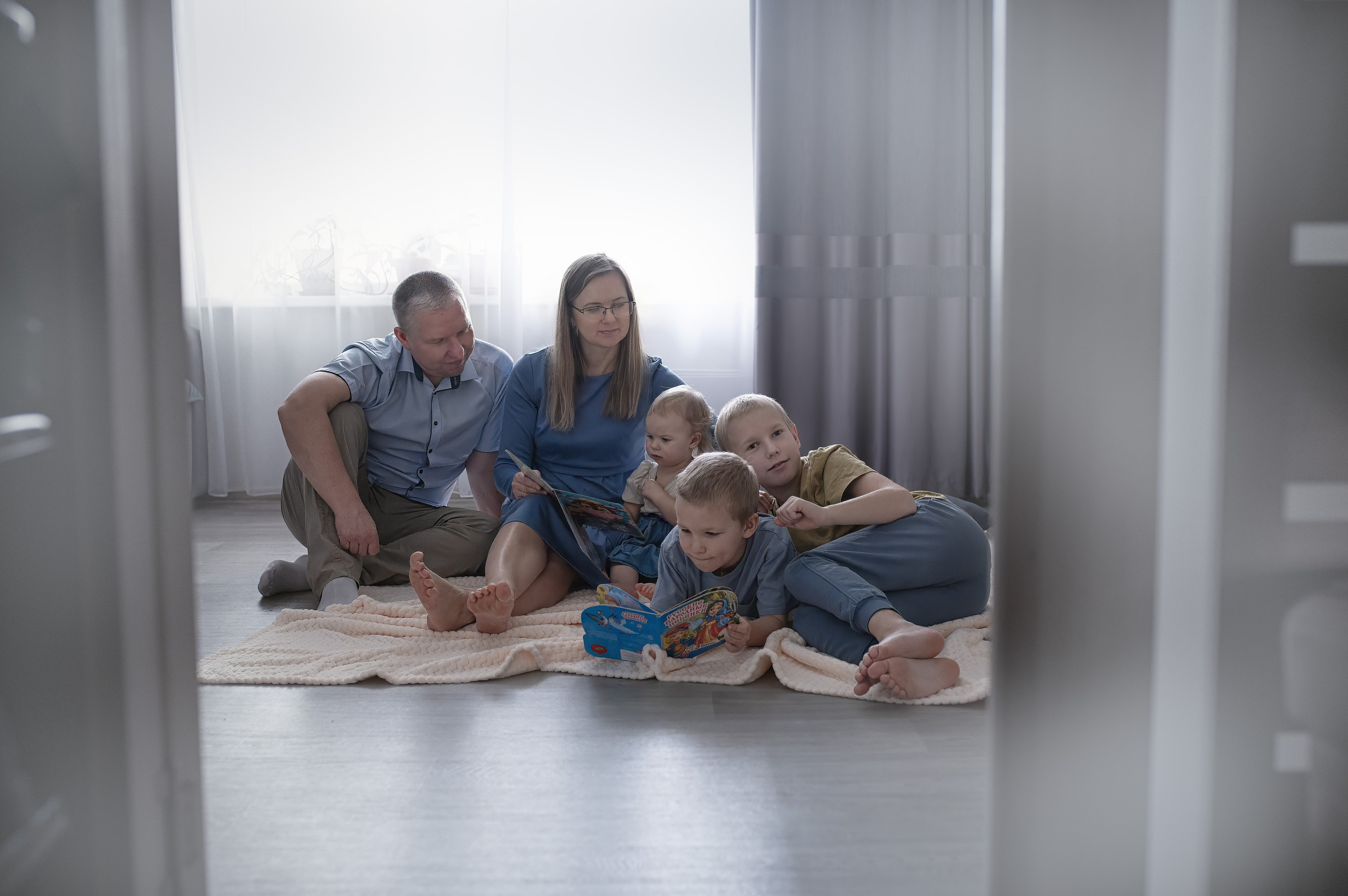 Семья Ляминых дома. Фотографы крещения/венчания  Красноярск Татьяна и Вячеслав Переваловы