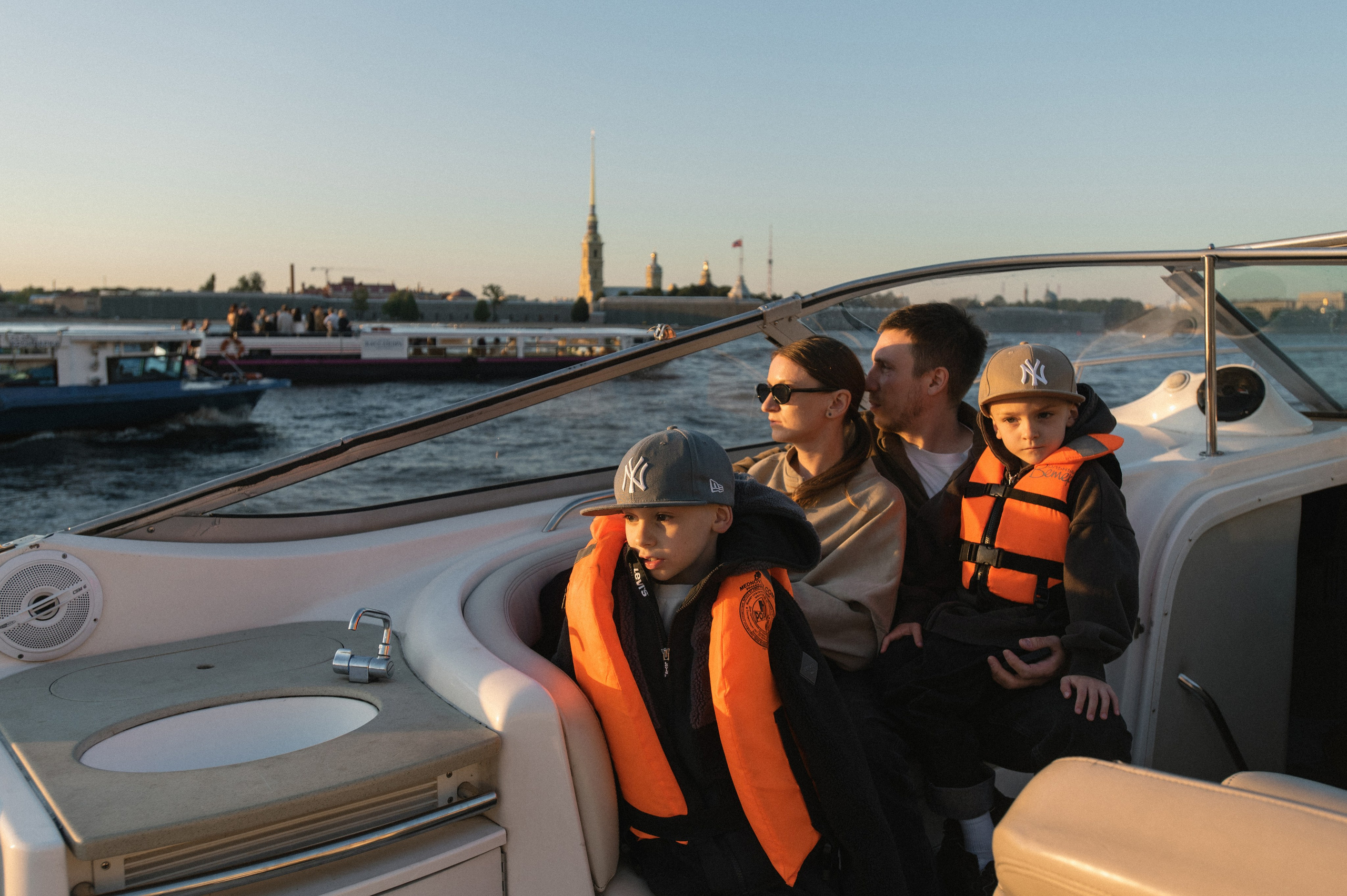Семейная фотосессия на катере в Санкт-Петербурге. Свадебный и семейный фотограф в Санкт-Петербурге Татьяна Пастухова
