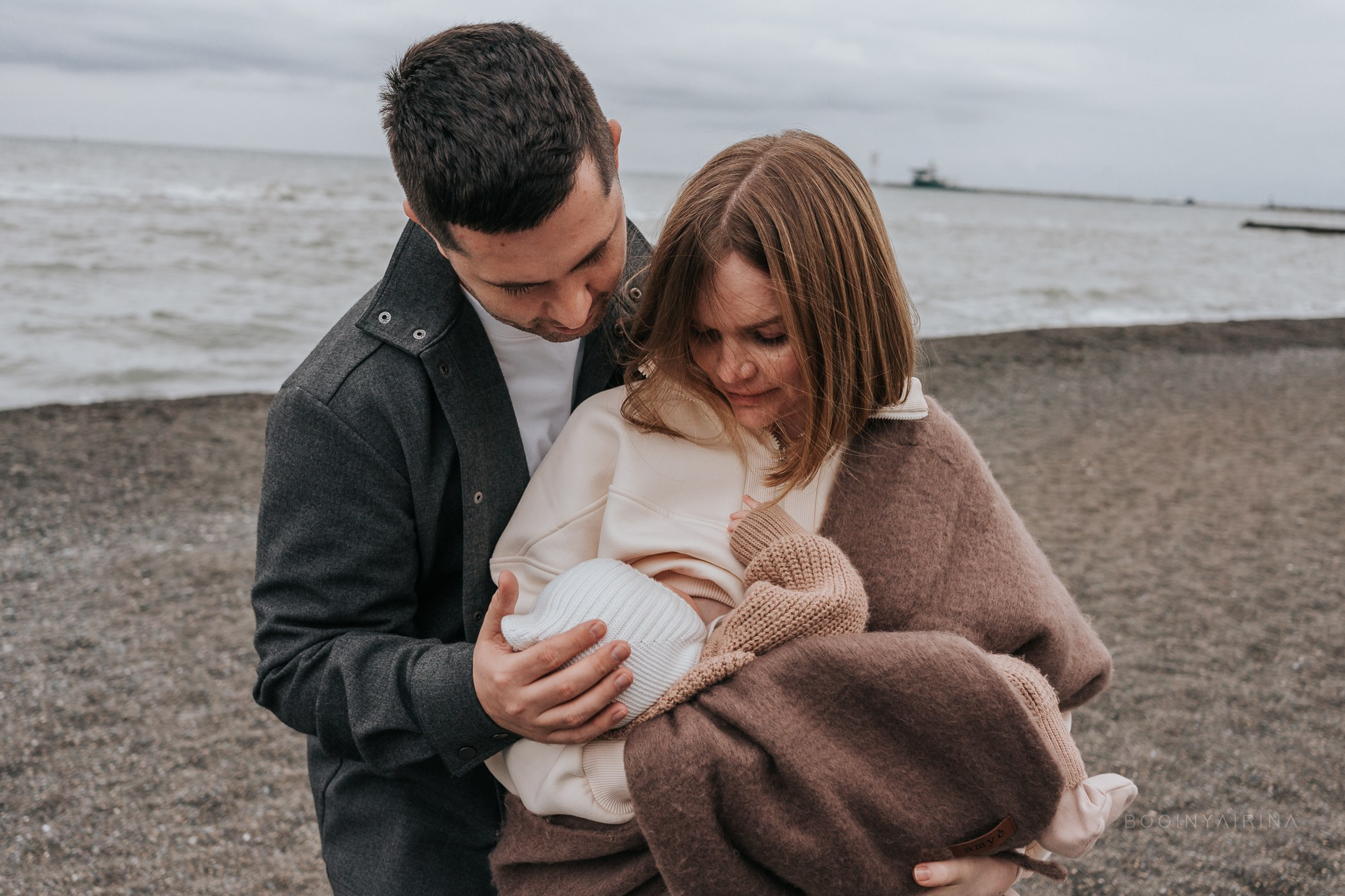 Семейная фотосессия прогулка на море. Фотограф на роды Москва. Фотограф новорожденных Москва