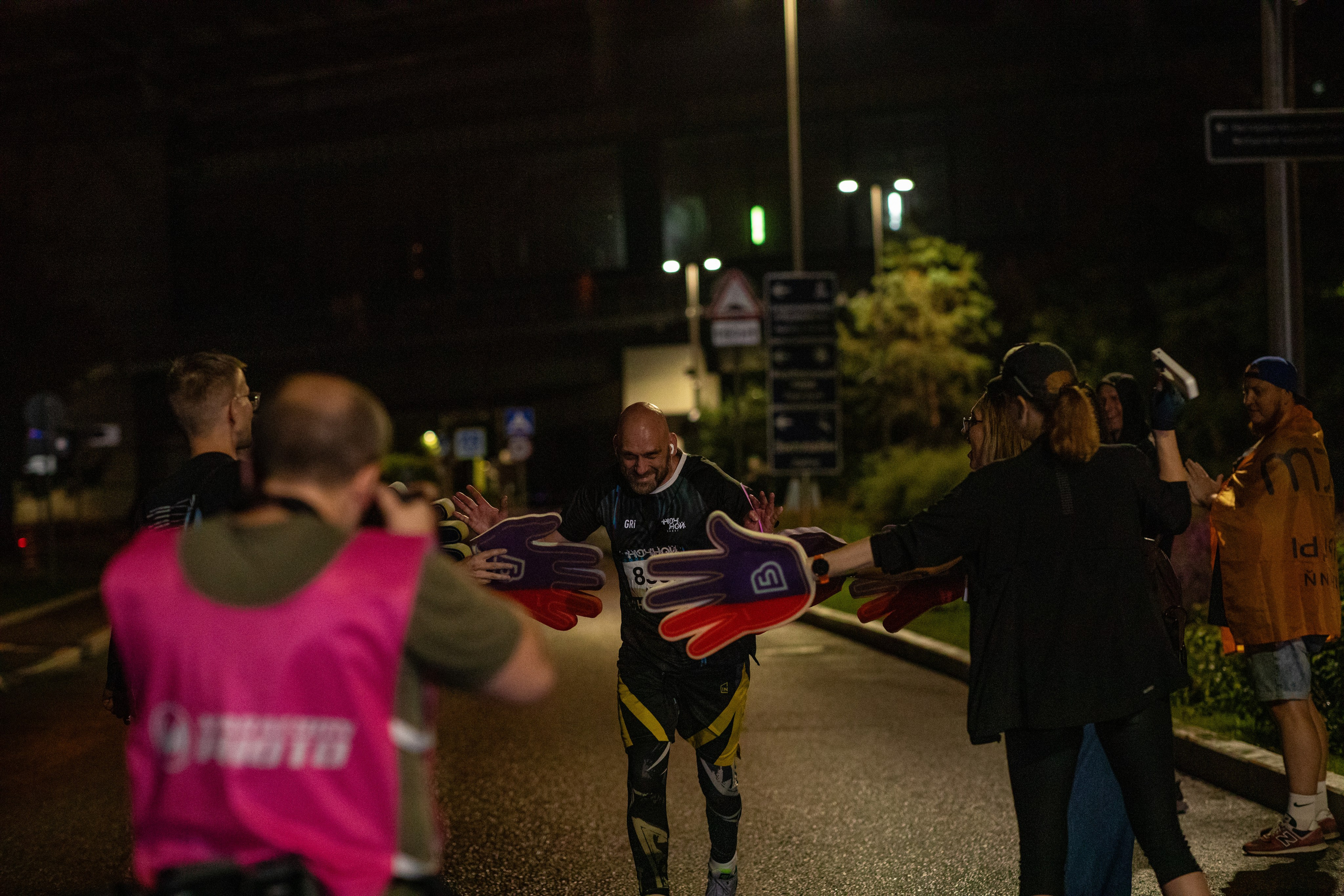 Ночной забег в ленте фотографий бегунов 03.08.24. Фотограф Сергей Ловкий