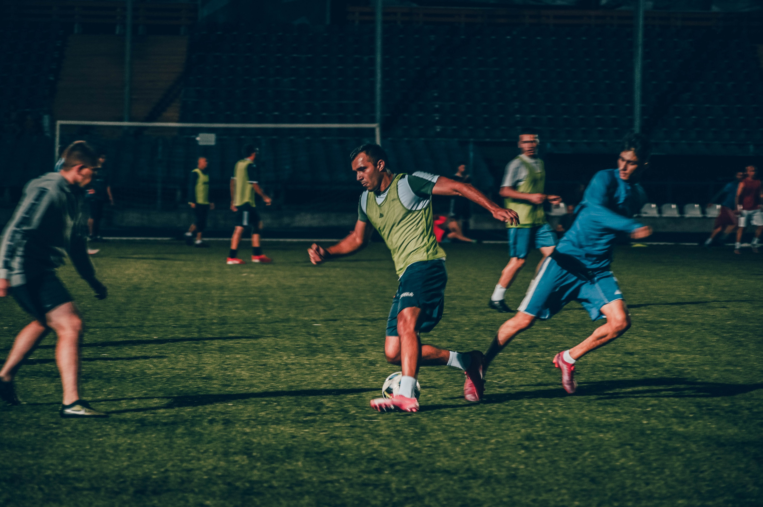 Фотосъёмка футбольной тренировки на стадионе. Фотограф Александр Орымбаев