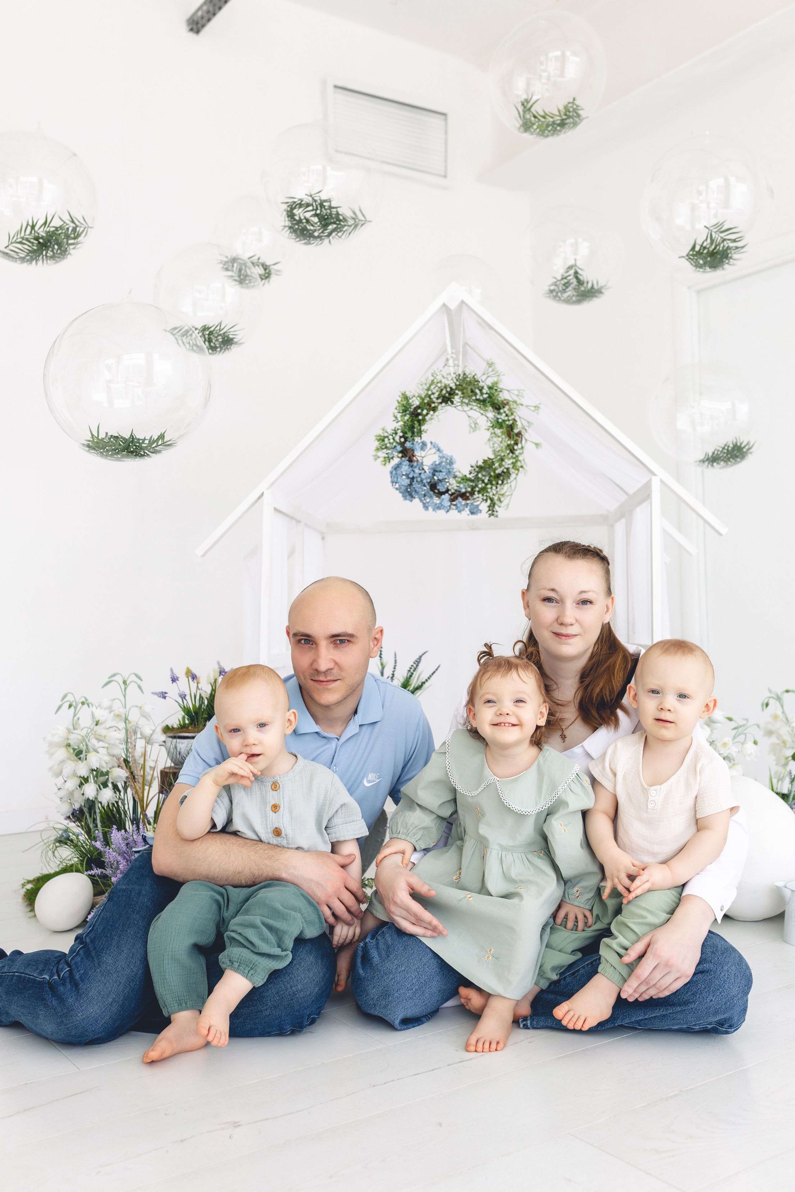 Тройняшки Варя, Миша и Женя пришли к утятам на фотосессию. Фотограф новорожденных в г. Барнаул Ренпенинг Катерина