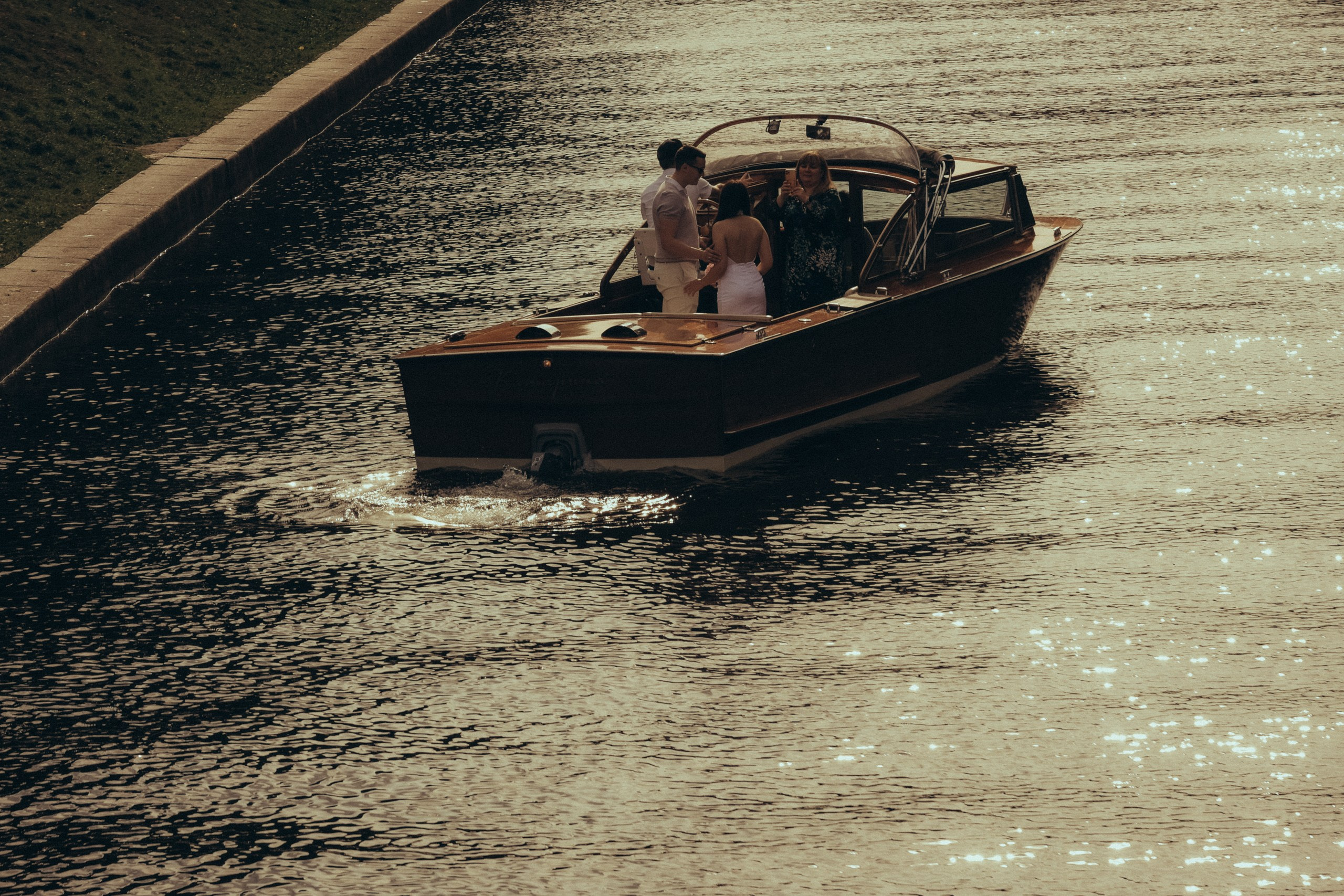 СВАДЕНБНАЯ СЬЕМКА НА КАТЕРЕ ПО КАНАЛАМ САНКТ-ПЕТЕРБУРГА И В АКВАТОРИИ НЕВЫ. Профессиональный фотограф, Санкт-Петербург — Виктория Богомолова