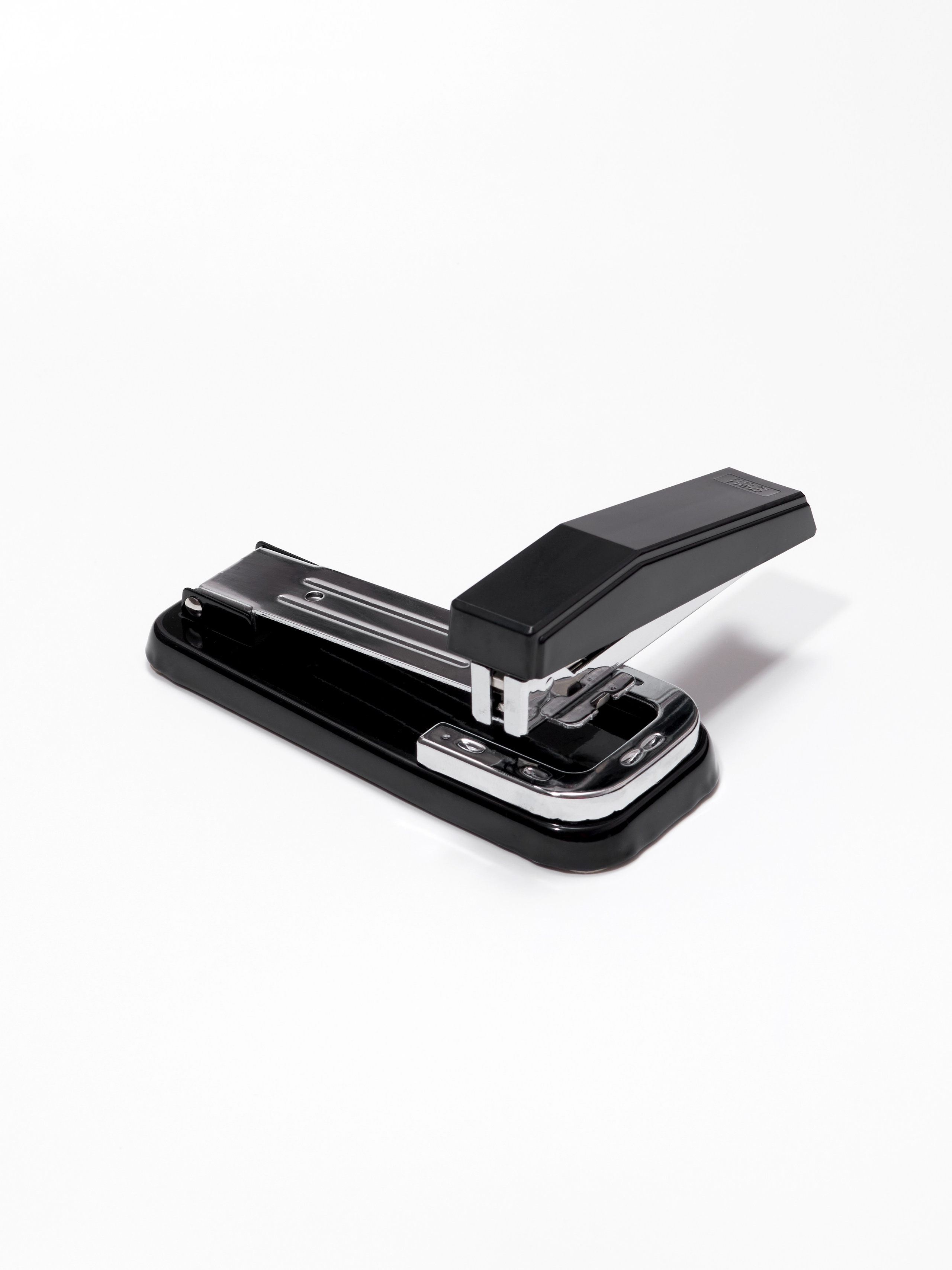 Каталожная предметная фотосъёмка черного степлера канцелярского на белом фоне