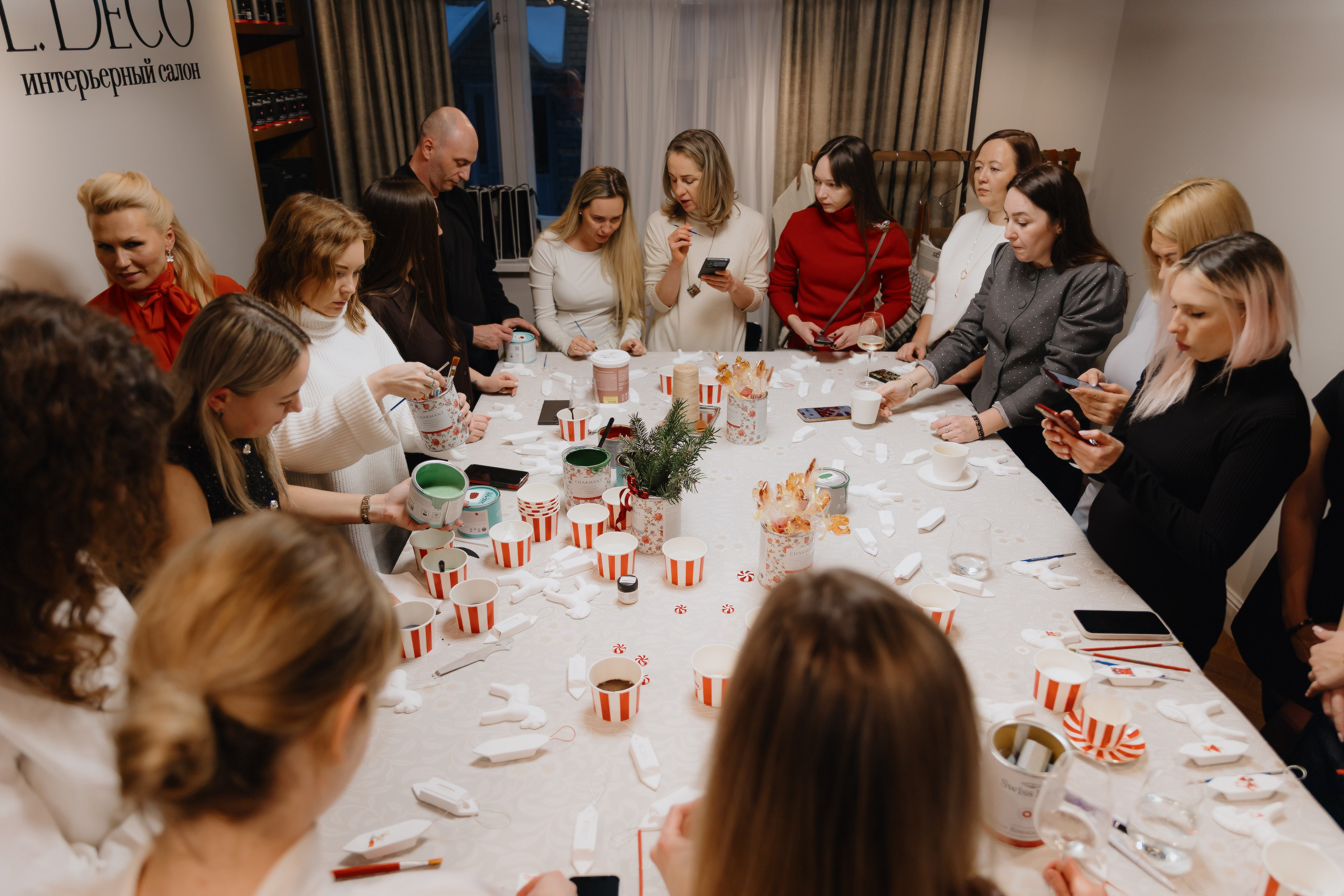 Предновогодний «Кофе-рейв» в L. DECO 17 декабря 2025 года. L. Deco интерьерный салон. Краски/обои/лепной декор