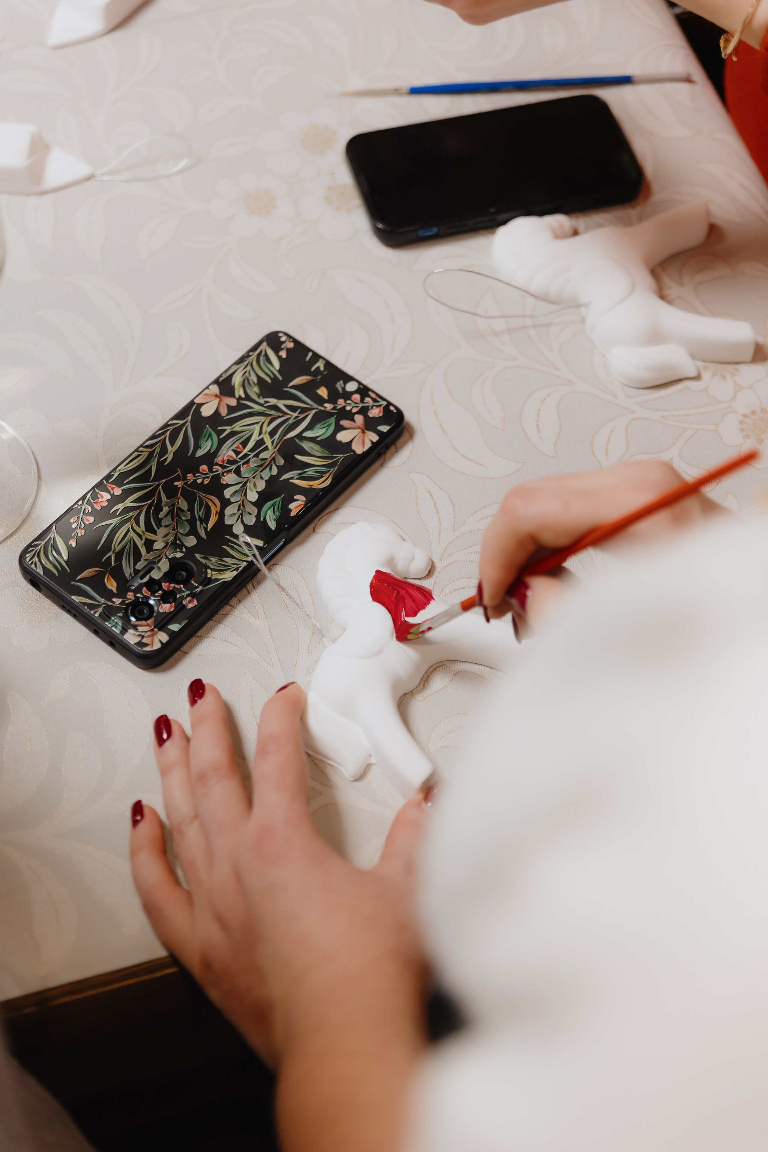 Предновогодний «Кофе-рейв» в L. DECO 17 декабря 2025 года. L. Deco интерьерный салон. Краски/обои/лепной декор