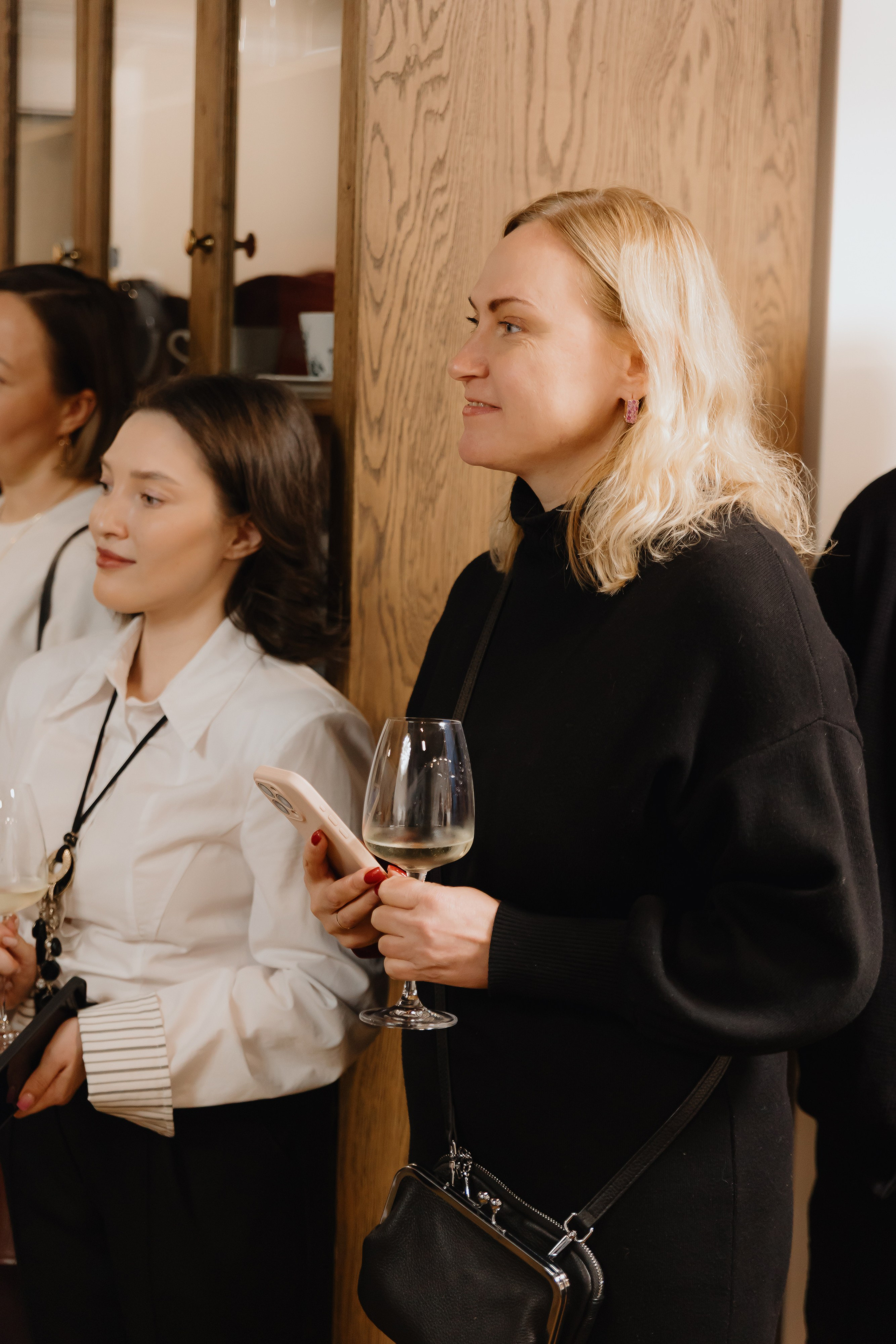 Предновогодний «Кофе-рейв» в L. DECO 17 декабря 2025 года. L. Deco интерьерный салон. Краски/обои/лепной декор