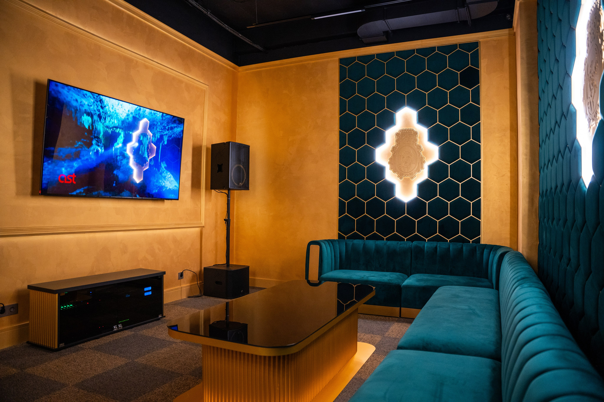 Фотосъемка интерьера стриптиз-клуба Hefner — элитный клуб Краснодара. Интерьерная фотосъемка клуба Hefner в Краснодаре — профессионально. Шедевры для Вас! Фотограф и Видеограф в Краснодаре Пахиев Руслан