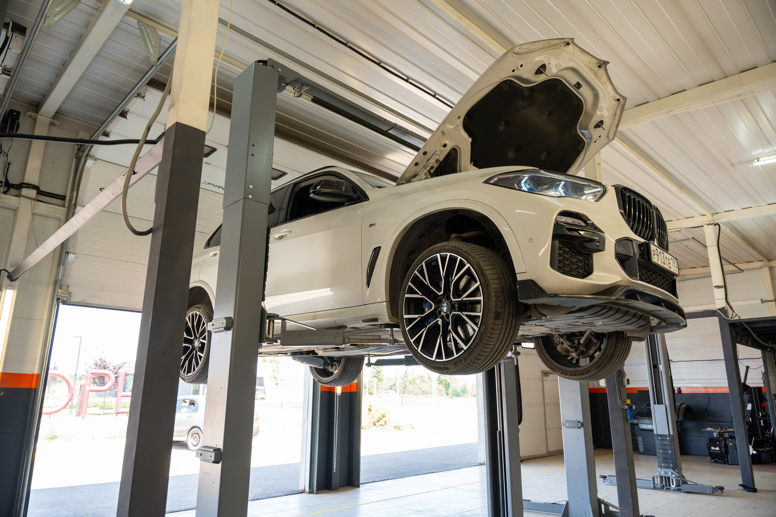 Интерьерная фотосъемка автосервиса Fit Service в Краснодаре — сеть СТО Профессиональная фотосъемка интерьера техцентра в Краснодаре. Шедевры для Вас! Фотограф и Видеограф в Краснодаре Пахиев Руслан