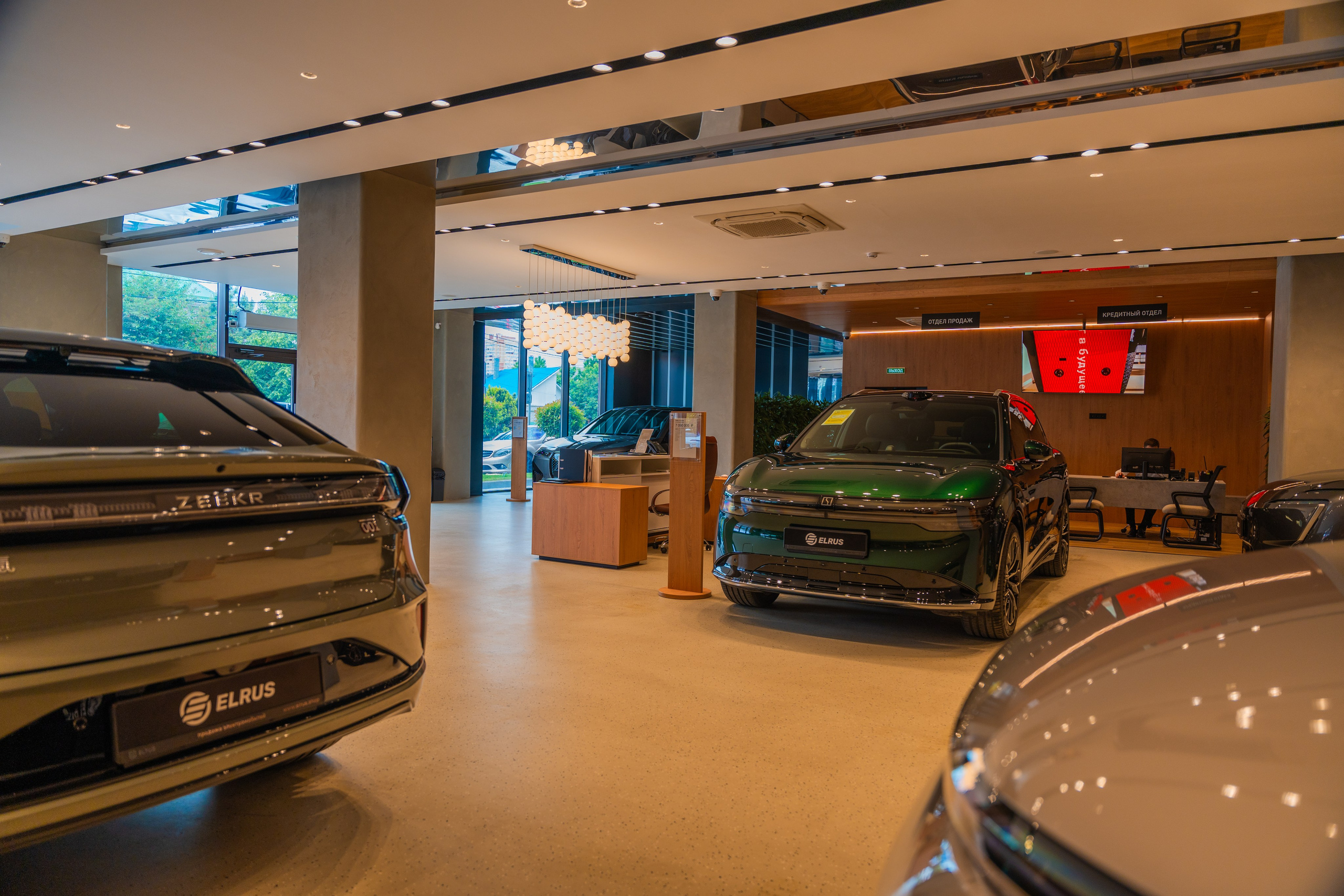 Интерьерная фотосъемка автосалона Elrus в Краснодаре. Zeekr, LiXiang Профессиональная фотосъемка интерьера премиум-автосалона в Краснодаре. Шедевры для Вас! Фотограф и Видеограф в Краснодаре Пахиев Руслан