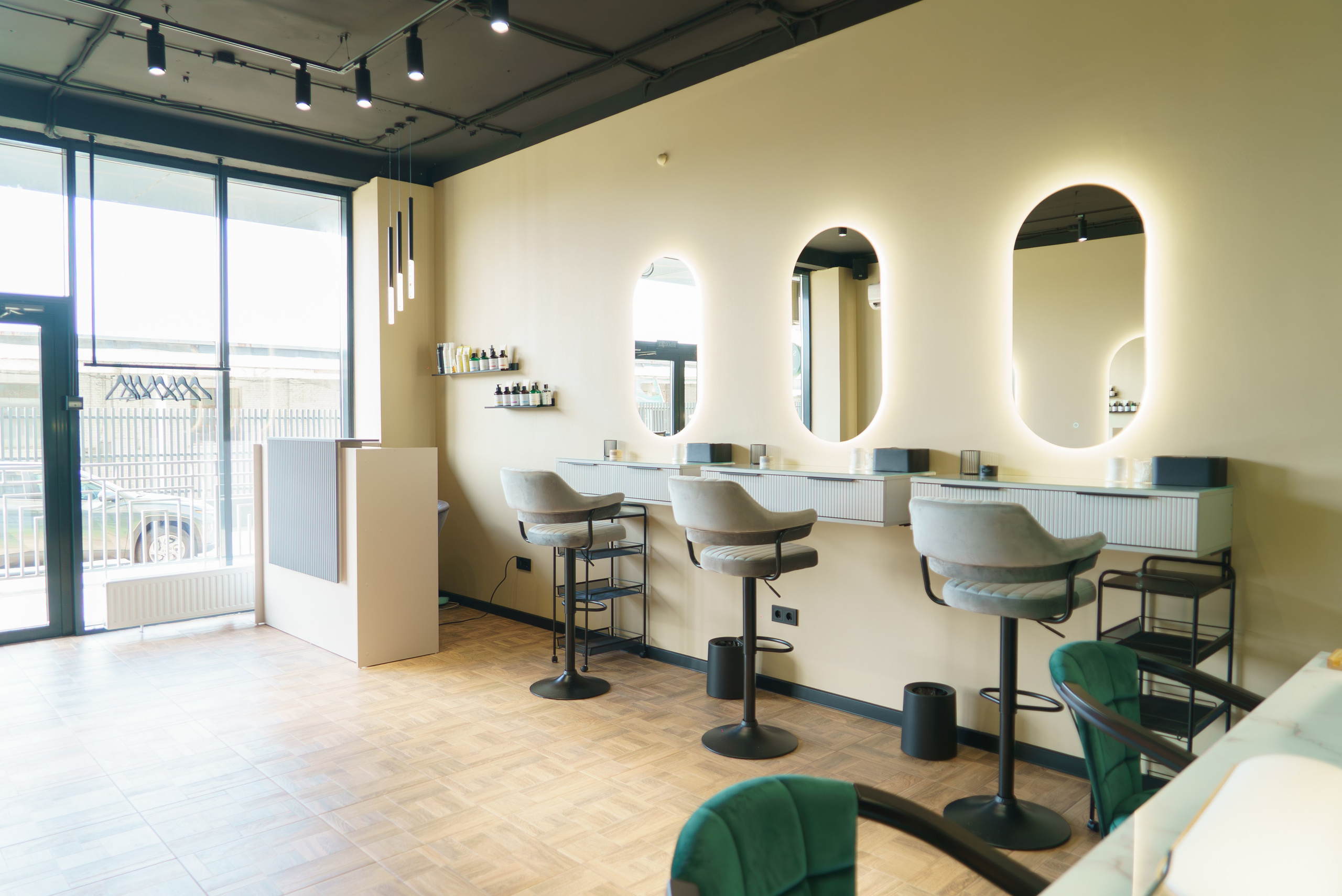 Профессиональная интерьерная фото и видео съемка студий красоты Яркая интерьерная фотосъемка для бьюти-коворкинга и студий. Шедевры для Вас! Фотограф и Видеограф в Краснодаре Пахиев Руслан