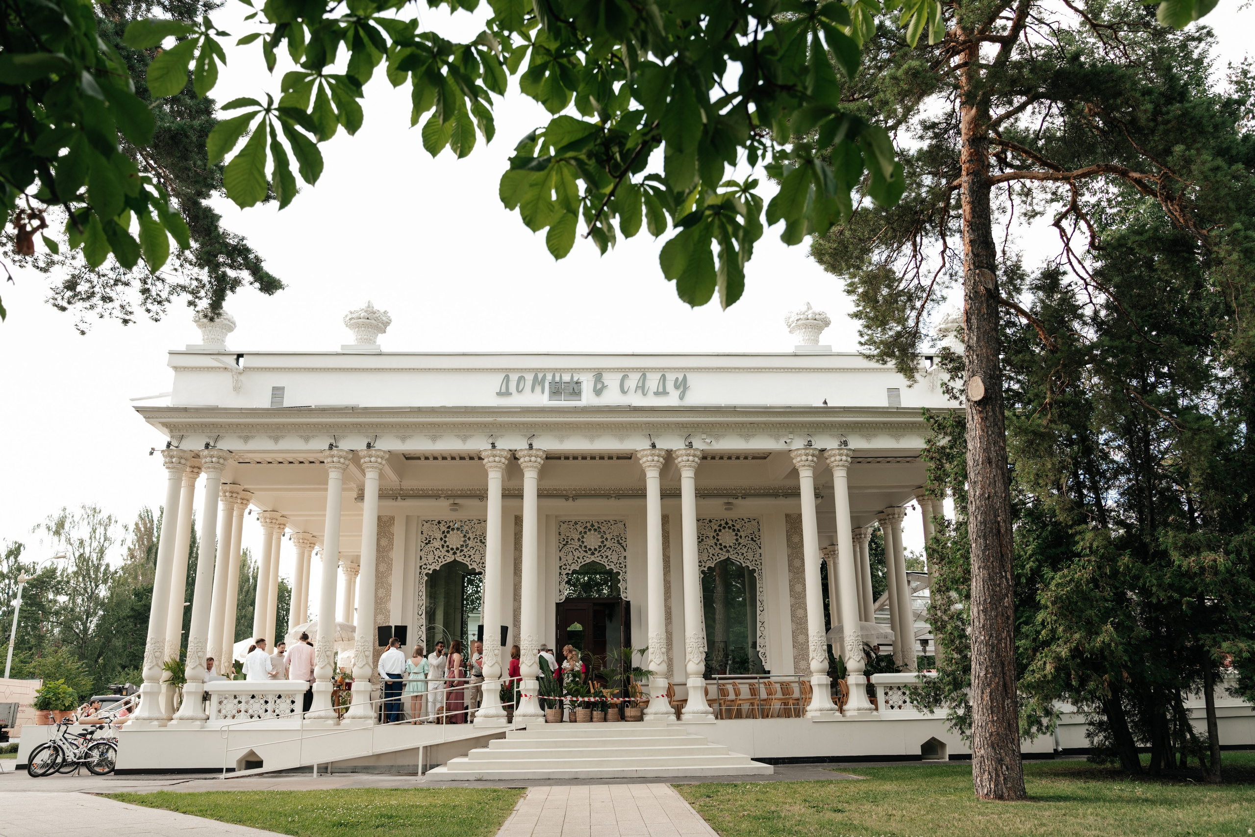 Ресторан Домик в саду, ВДНХ. Свадебный фотограф Москва Александра Аверкова