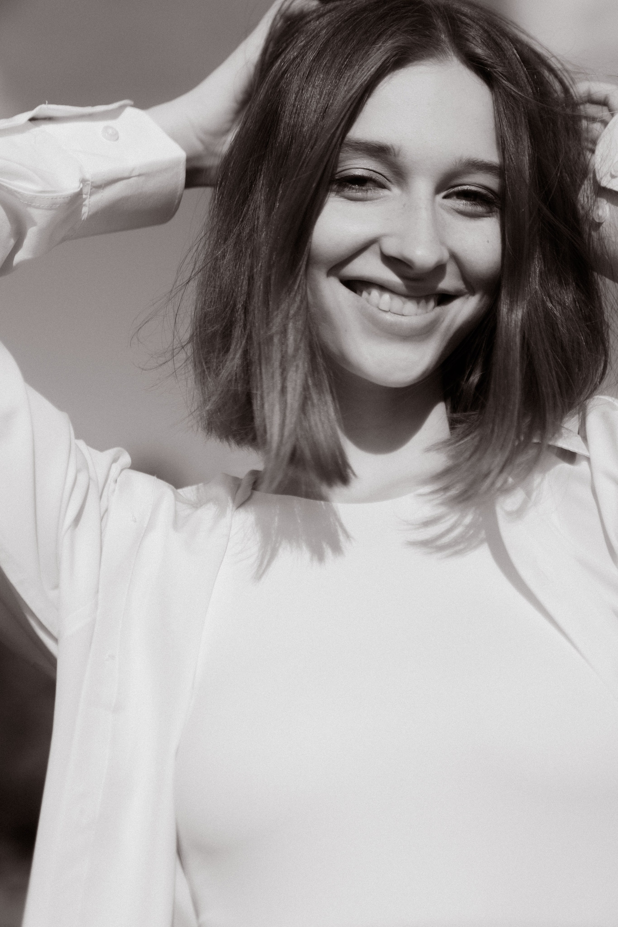 Летняя фотосессия в поле. Девушка в поле в кровати