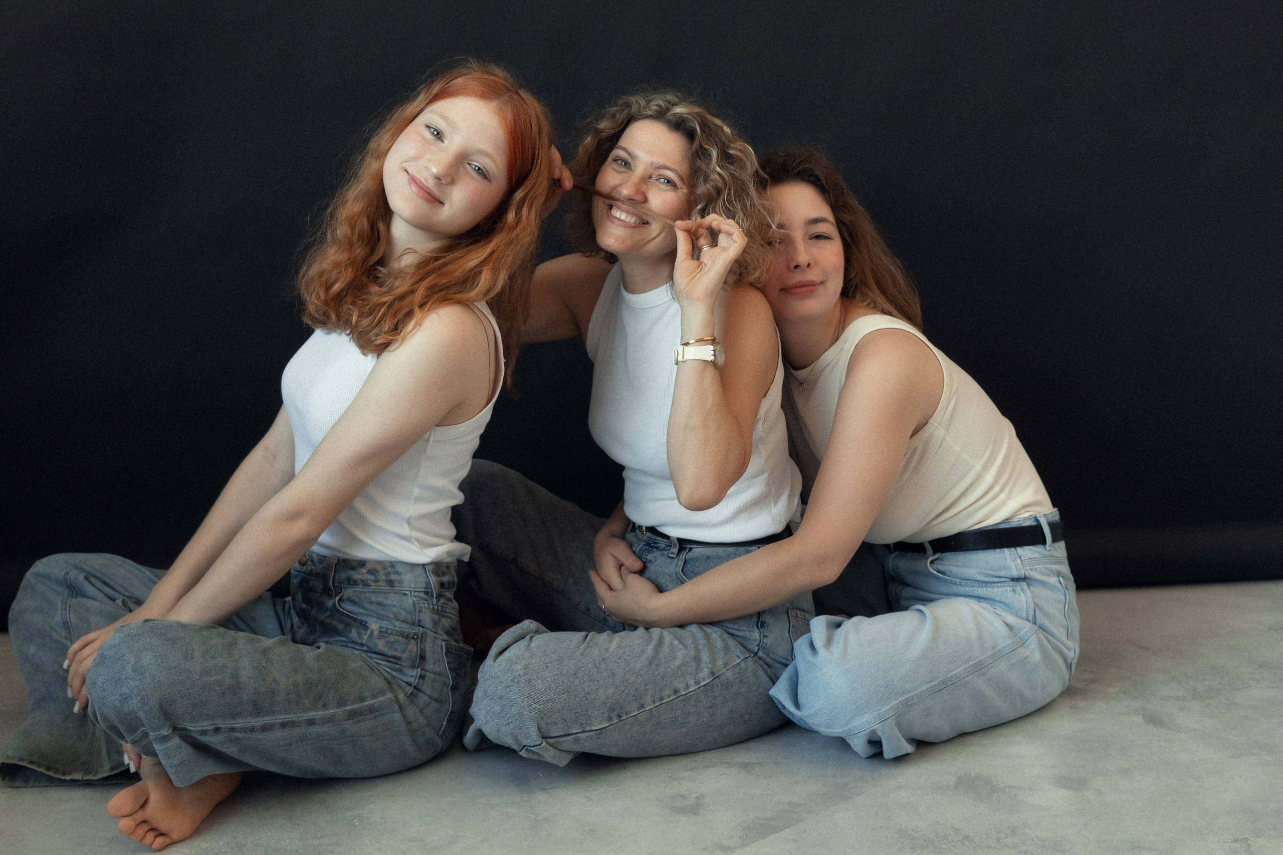 мама с двумя дочерьми, семейная фотосессия в студии СПБ