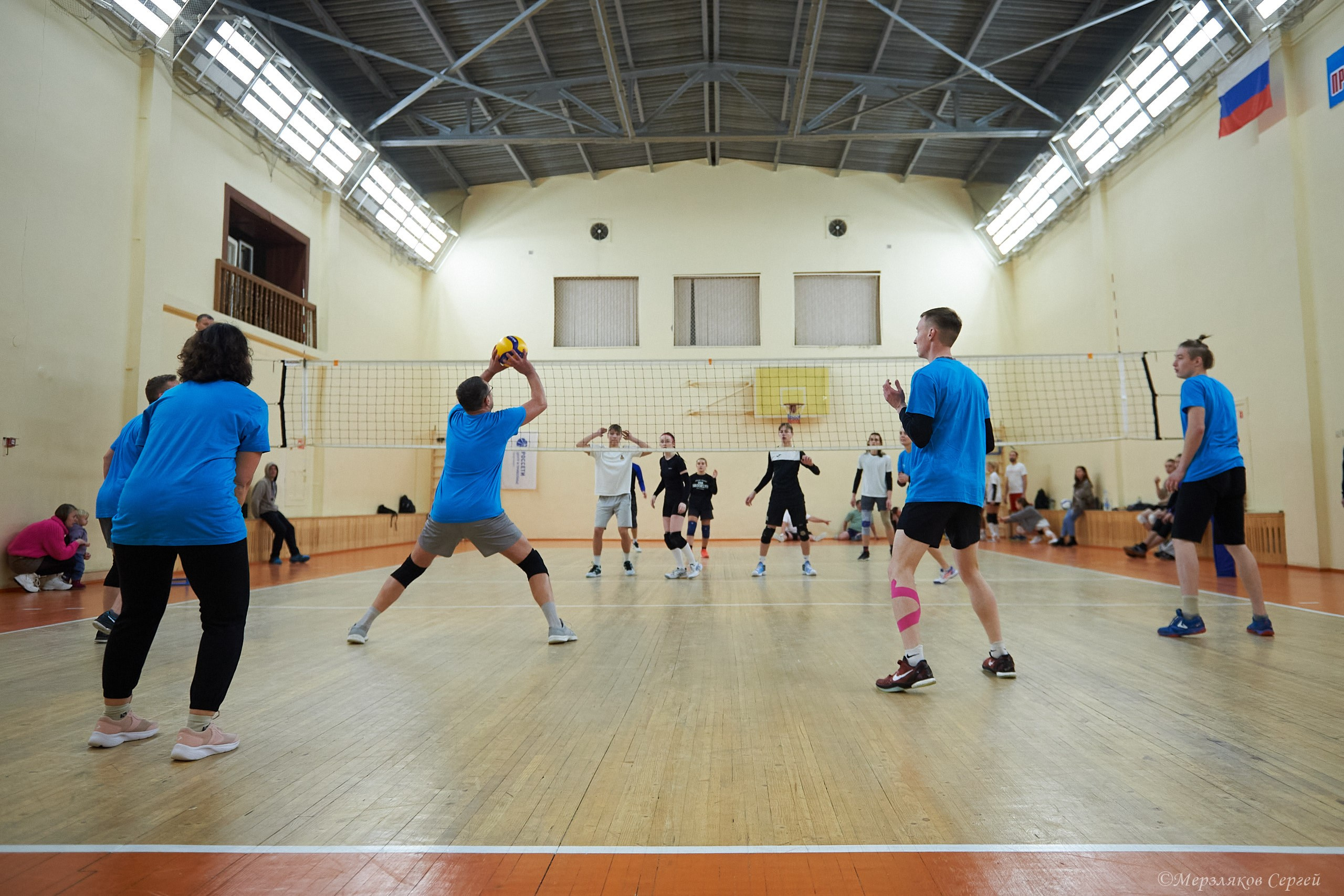 Новогодний турнир по волейболу. Ижевск. 15.12.2023. Спортивный репортажный фотограф в Ижевске Сергей Мерзляков