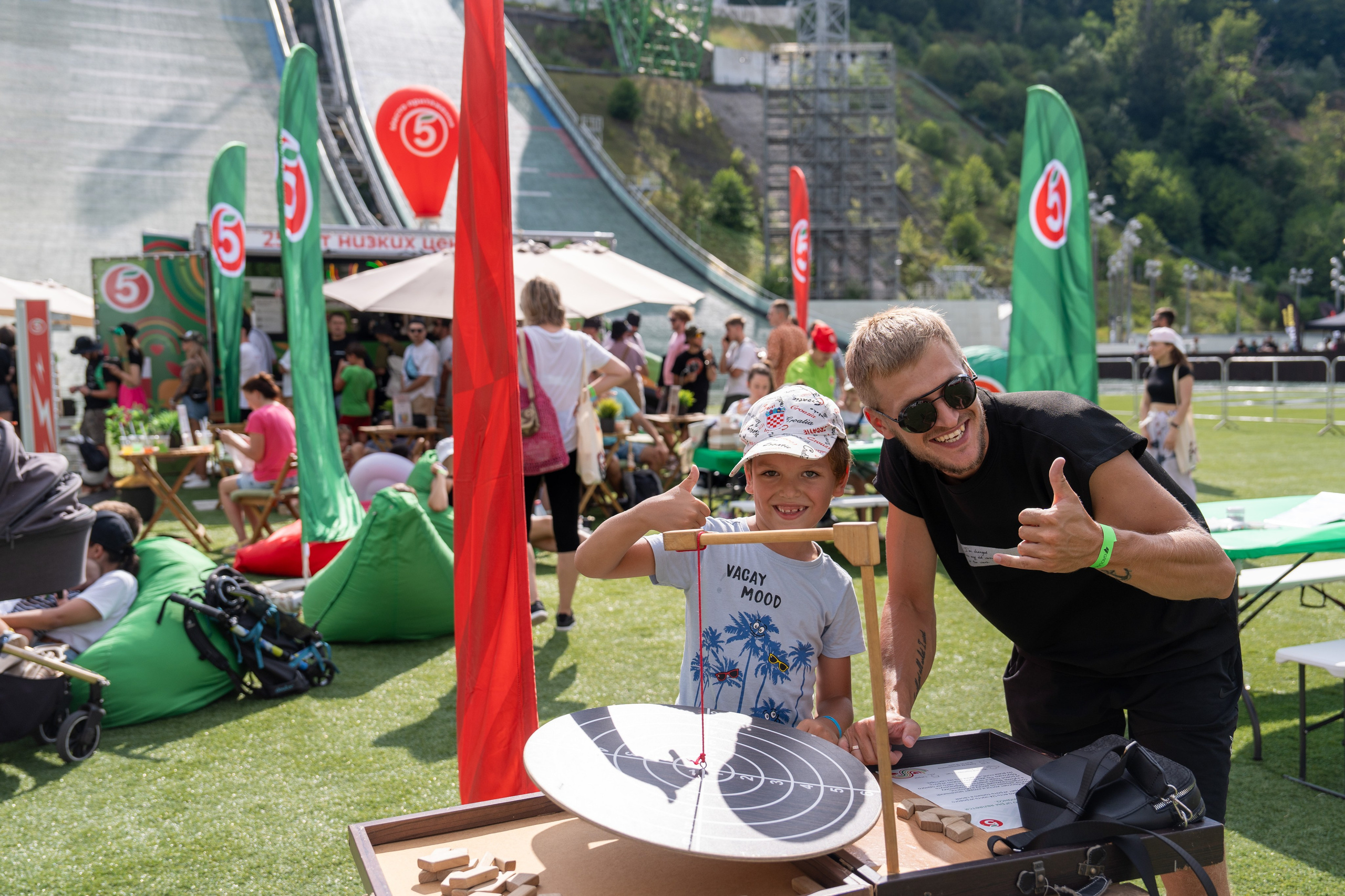 Фотоотчет партнеской интеграции для сети «Пятерочка» на фестивале «Grounded». Репортажный фотограф в Красной Поляне и Сочи Павлюченко Екатерина