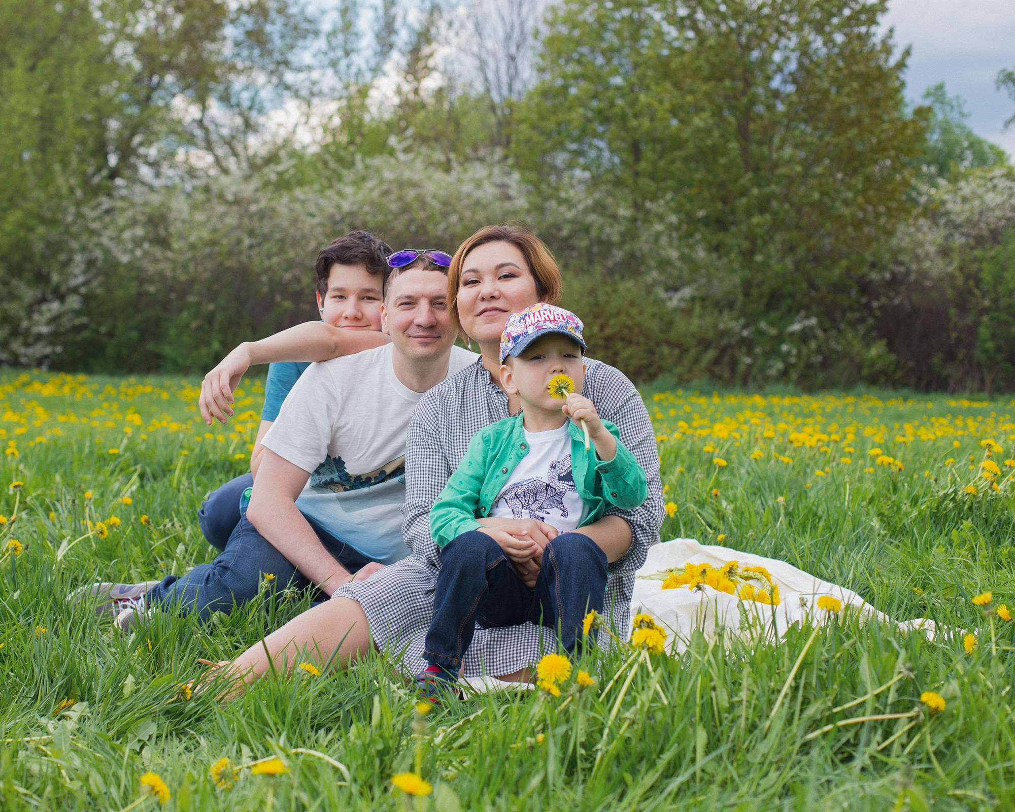 Семейная фотосессия в весеннем саду. Необычные портретные фотосессии под ключ в Москве