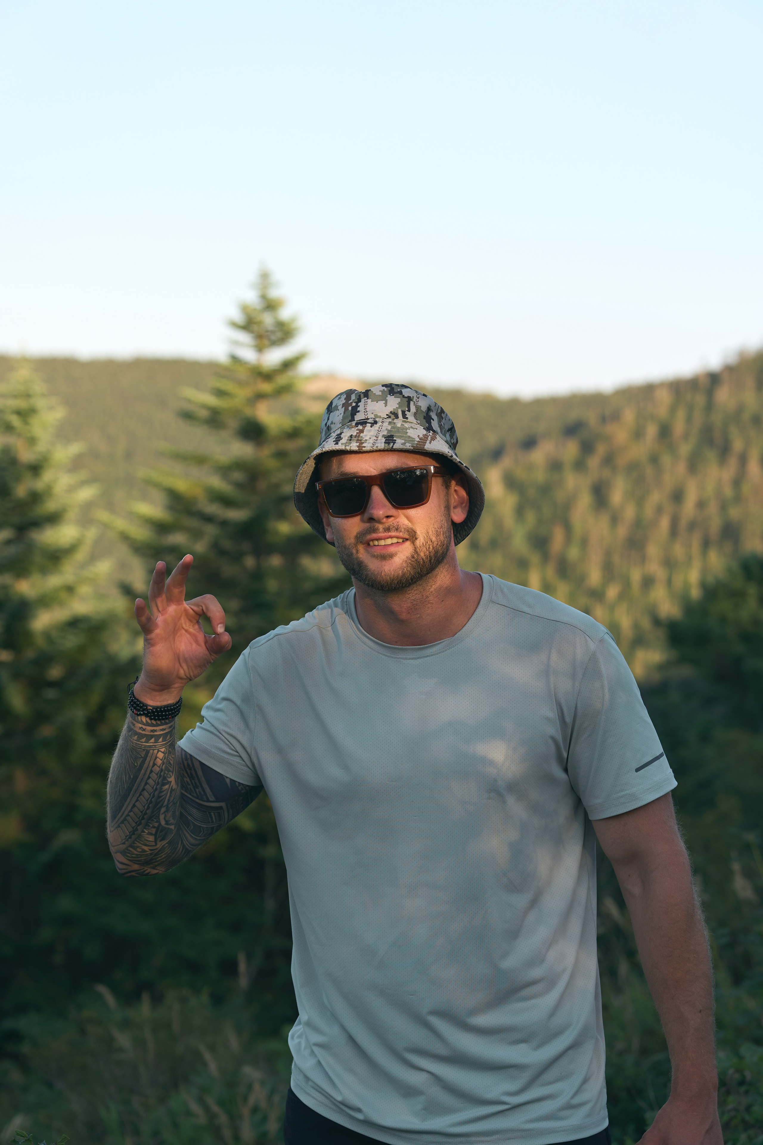 Репортаж трекинга тур группы. Фэшн-фотография и портреты в Владивостоке. Превращаю съёмку в повествование — создаю образы с сюжетом, которые остаются в памяти