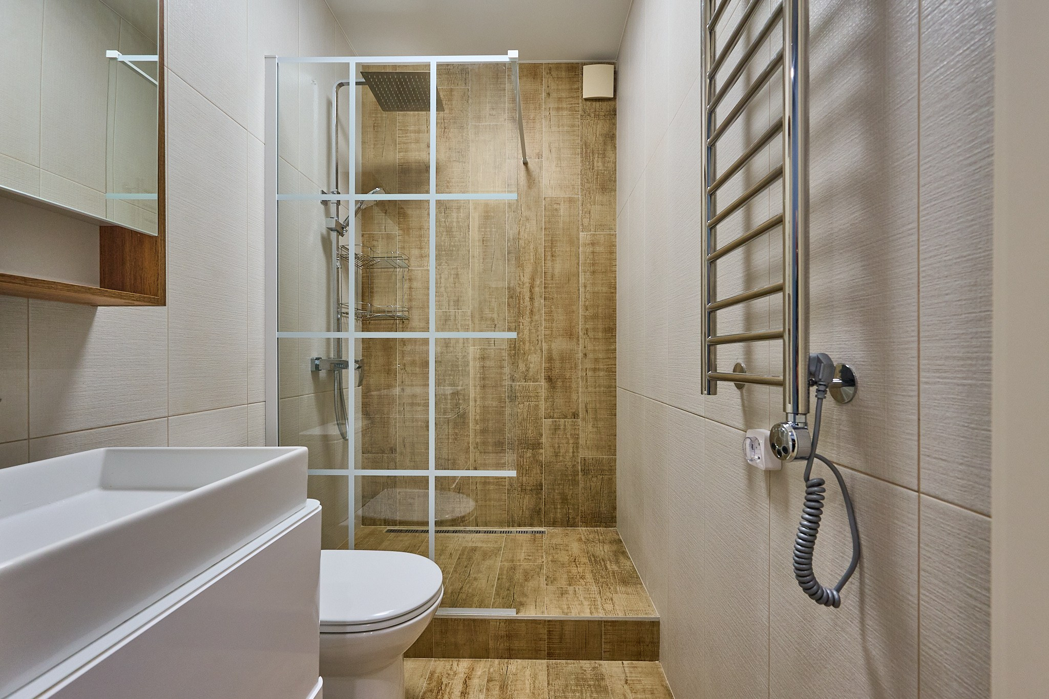 душевая кабина коричневые и светлые тонна туалет белые плиты 