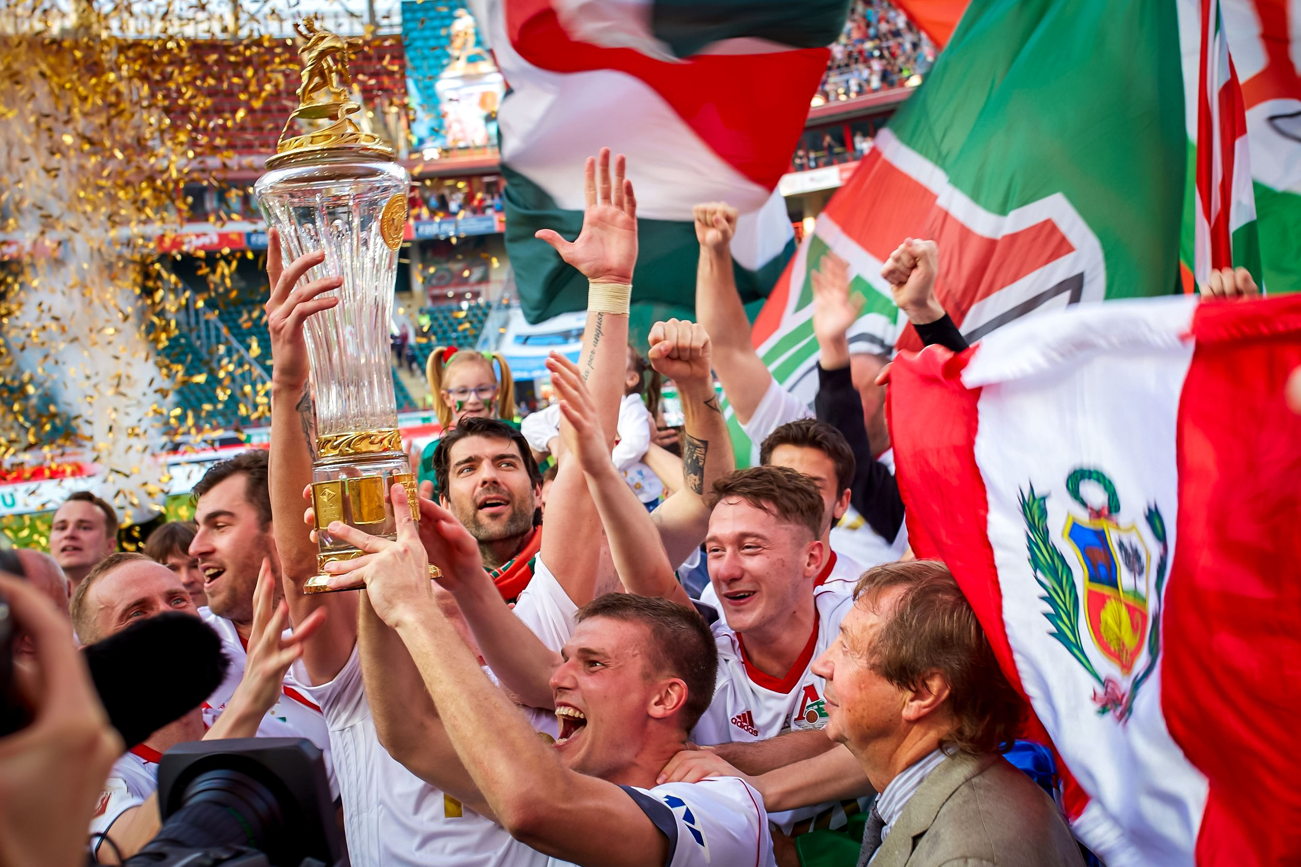 Локомотив Москва Чемпион России по футболу. Главный тренер Юрий Павлович Семин. Кубок РПЛ держит Игорь Денисов, капитан команды.