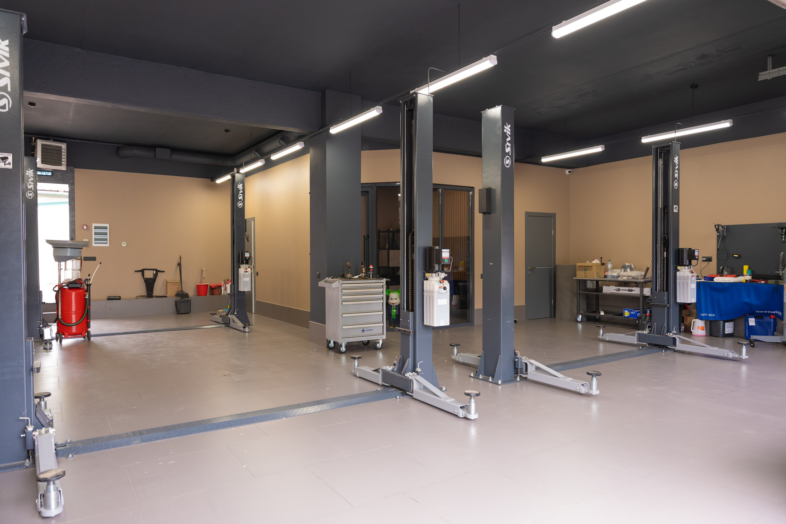 Интерьерная фотосъемка автосалона Elrus в Краснодаре. Zeekr, LiXiang Профессиональная фотосъемка интерьера премиум-автосалона в Краснодаре. Шедевры для Вас! Фотограф и Видеограф в Краснодаре Пахиев Руслан