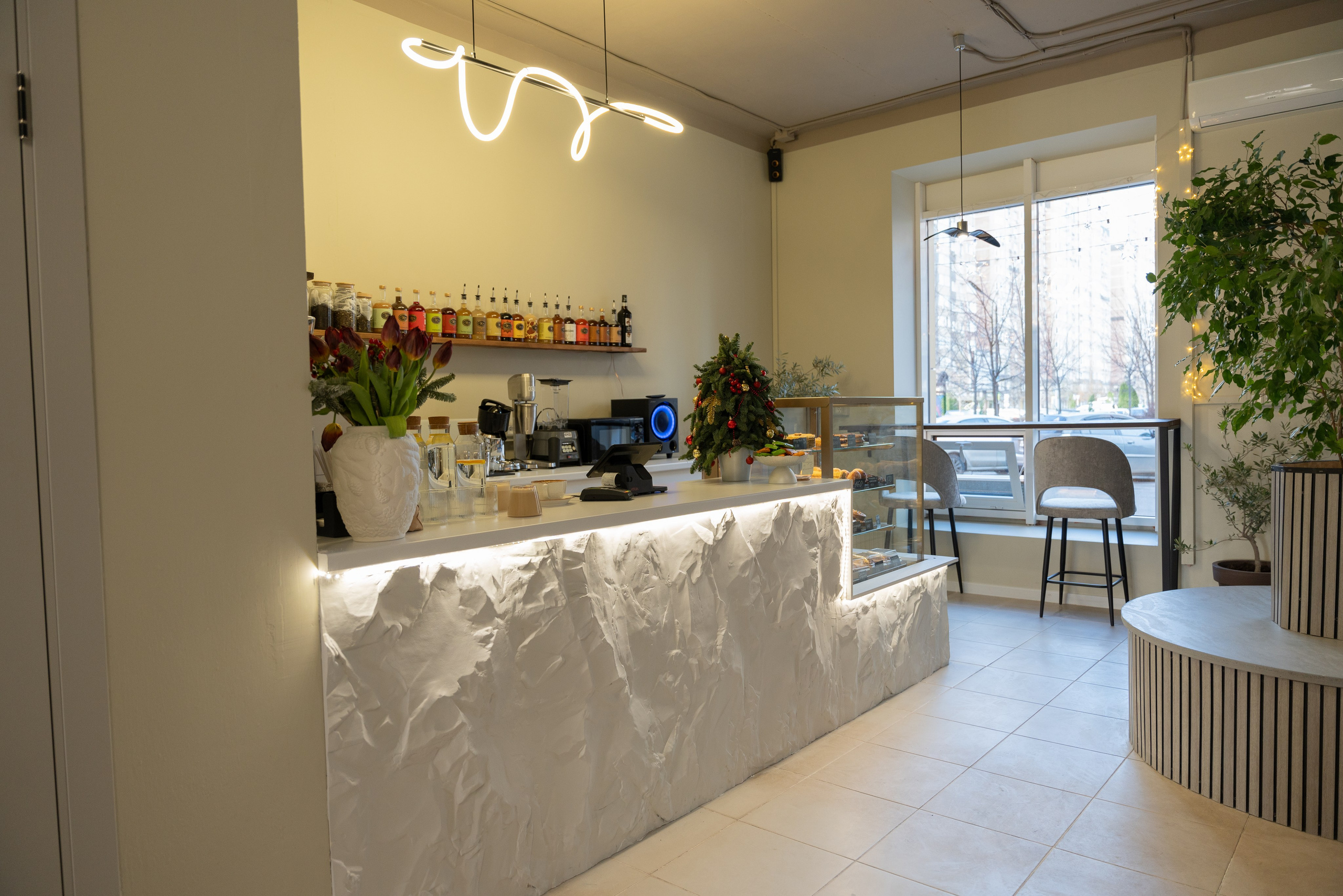 Интерьерная фотосъемка кофейни Love and Coffee — уютное место в Краснодаре Профессиональная фотосъемка интерьера кофейни в Краснодаре — Love. Шедевры для Вас! Фотограф и Видеограф в Краснодаре Пахиев Руслан