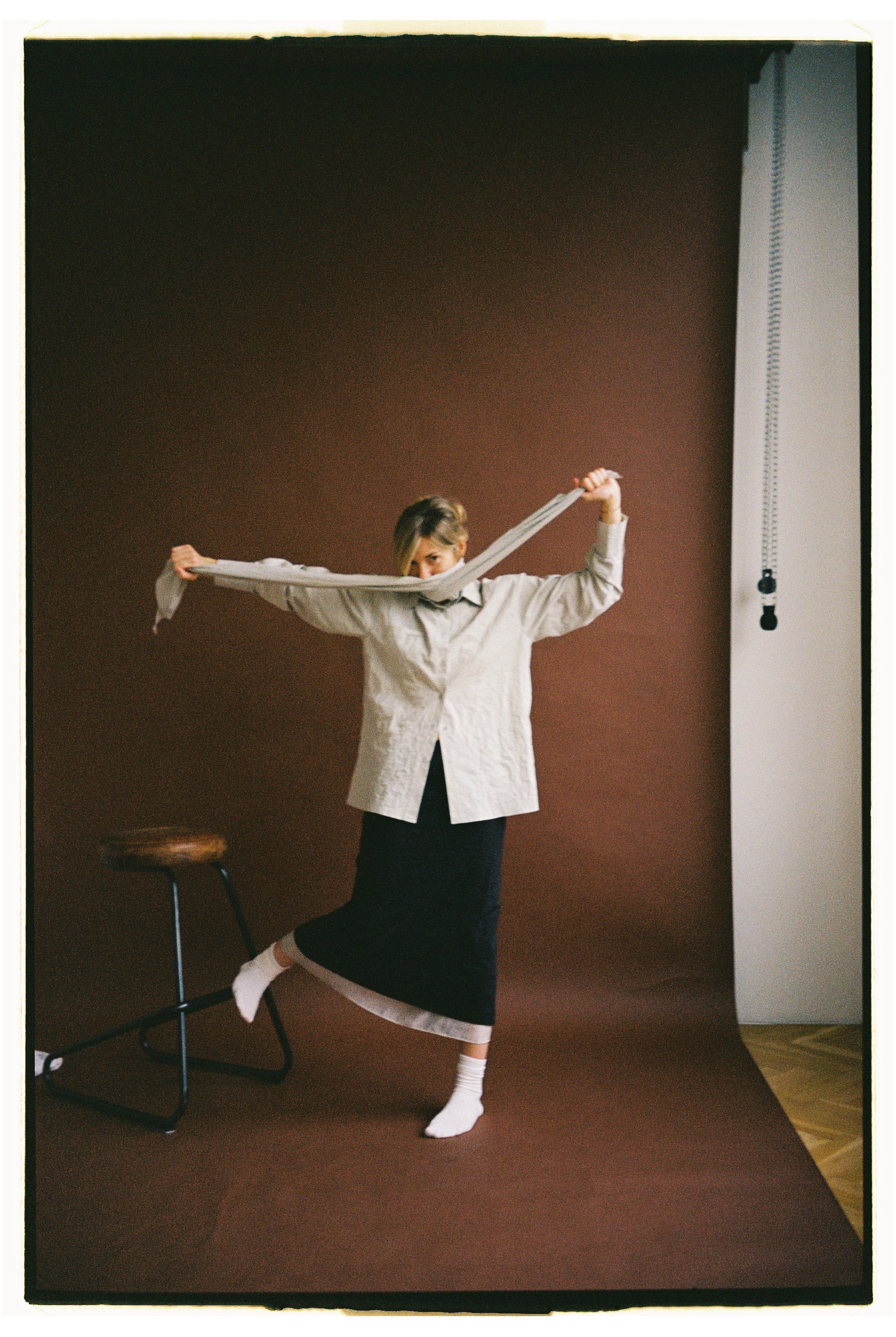 Портрет на пленку Мария динамичная поза руки вверх портретная фотосъемка фотограф Ксения Давыдова Санкт-Петербург