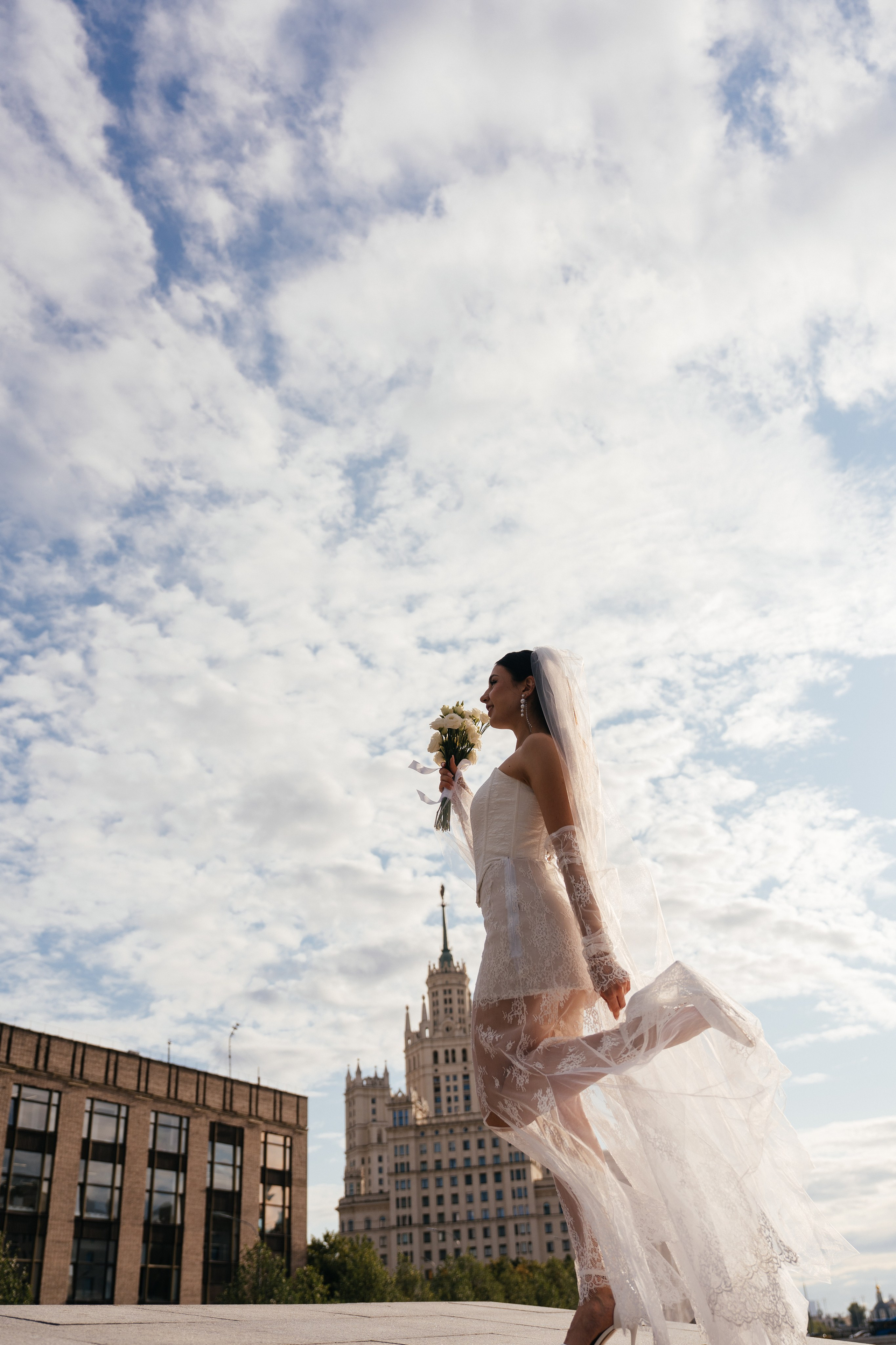 Свадебная фотосессия в Москве у высотки на Котельнической набережной. Свадебный фотограф в Москве Анна Полушина