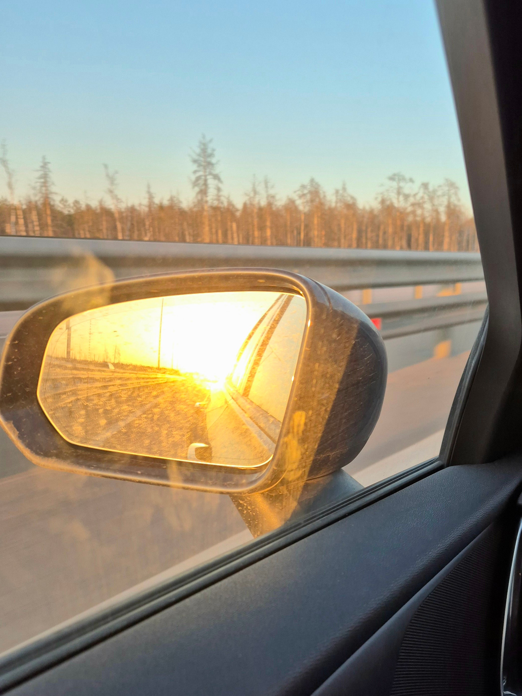 Всю дорогу ждали начала снегопадов. Снег, не такой уж и ужасный, застиг только под Клином. Последние 100 км ехали неспеша и аккуратно.