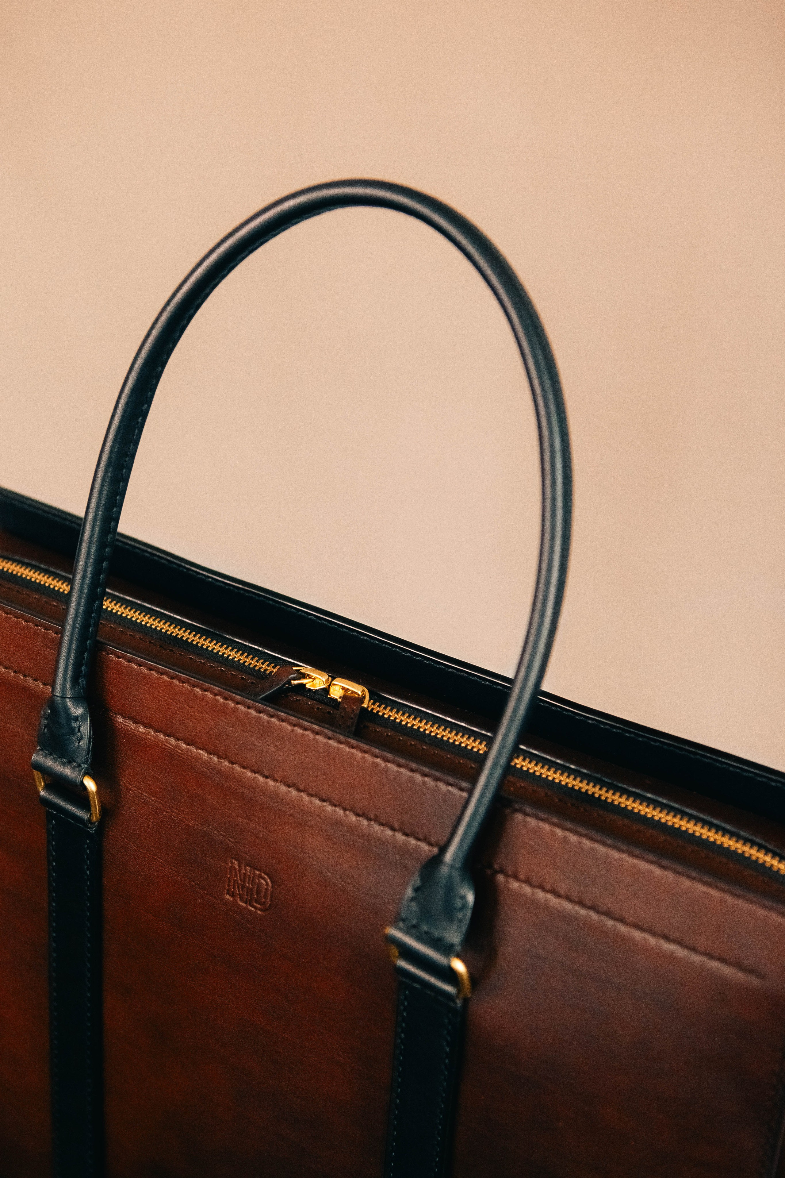 Анна Гречаная и изделие Дана Настаса 💼. Фотограф Ольга Крукле