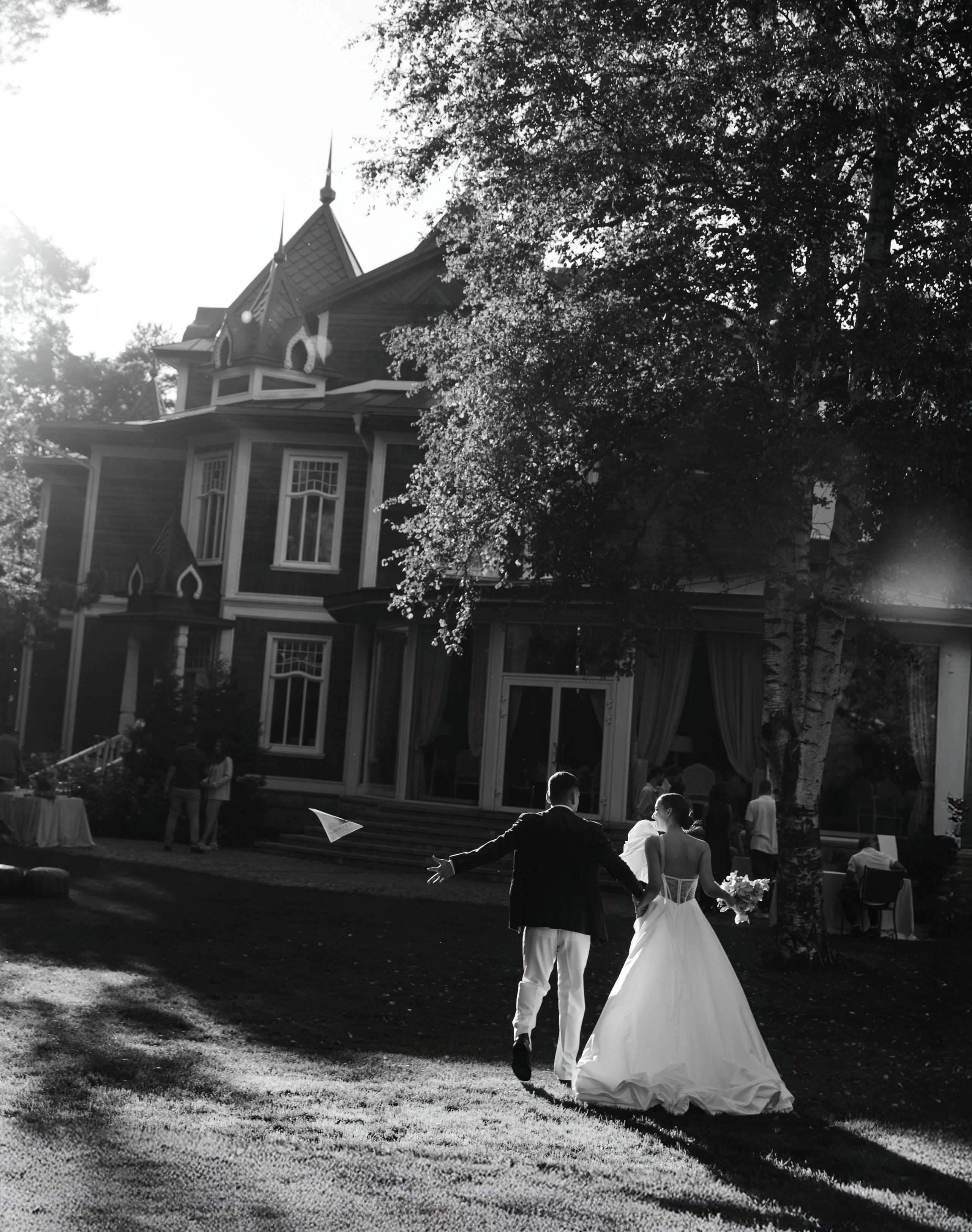 В ЛУЧАХ ЗАКАТА НА БЕРЕГУ МОРСКОМ