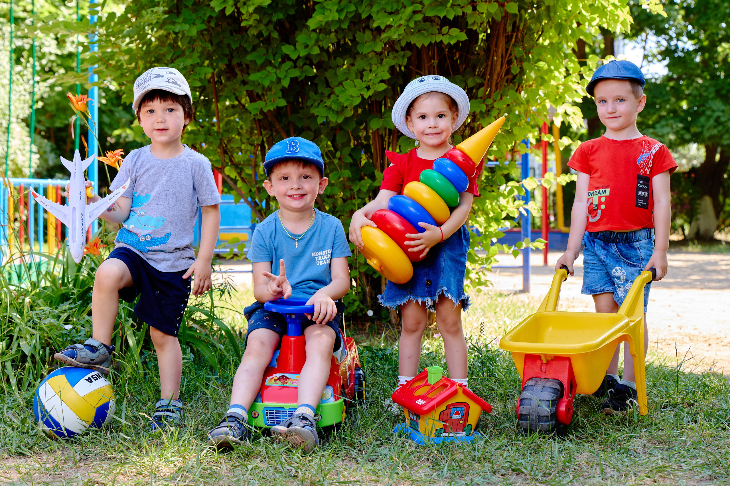 Пример летней съёмки в детском саду № 92 младшая группа Ромашки. Фотограф Выпускные альбомы Таганрог Сергей Коробченко