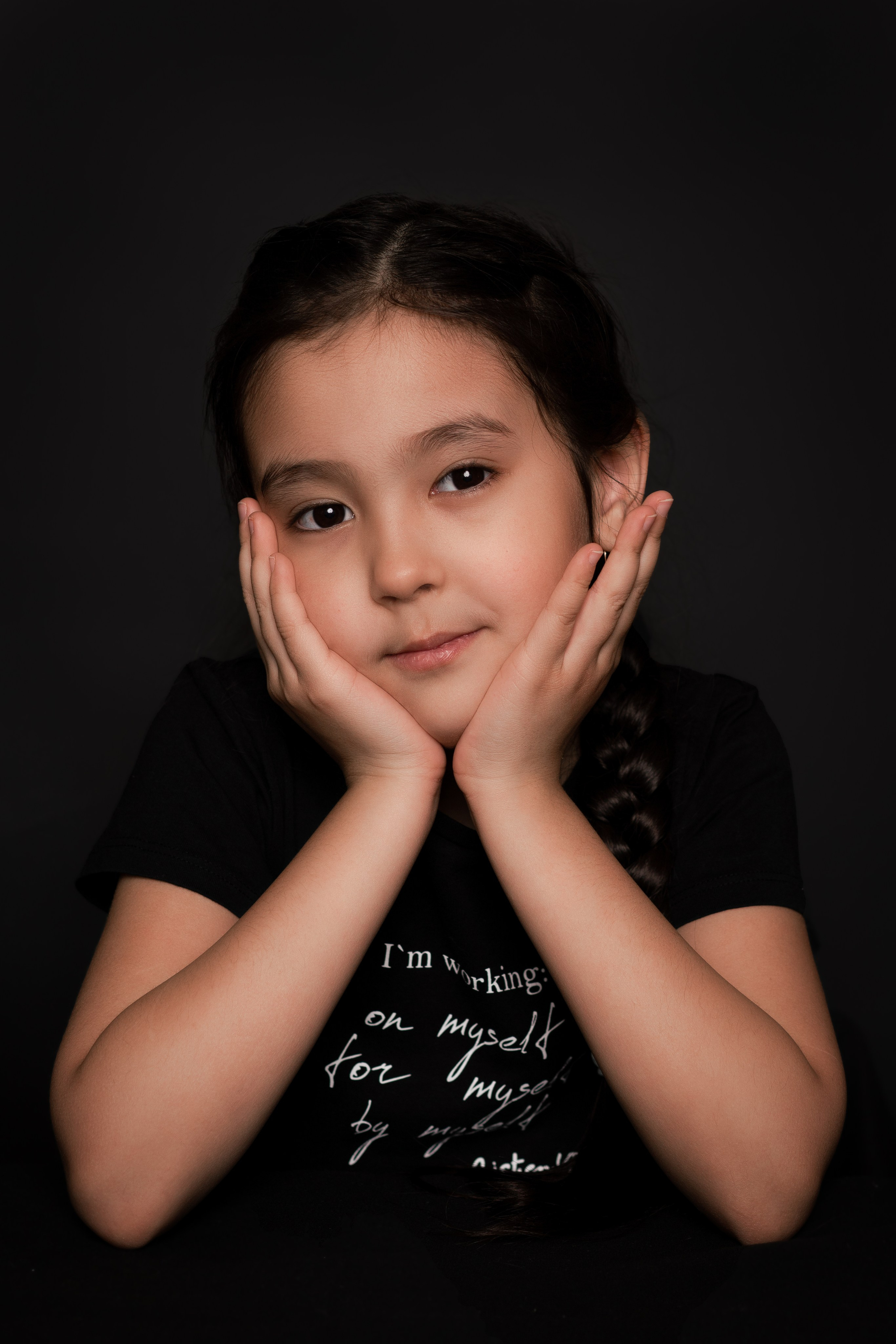 Детский сад, портреты на чёрном фоне. Фотограф Шунова Саша