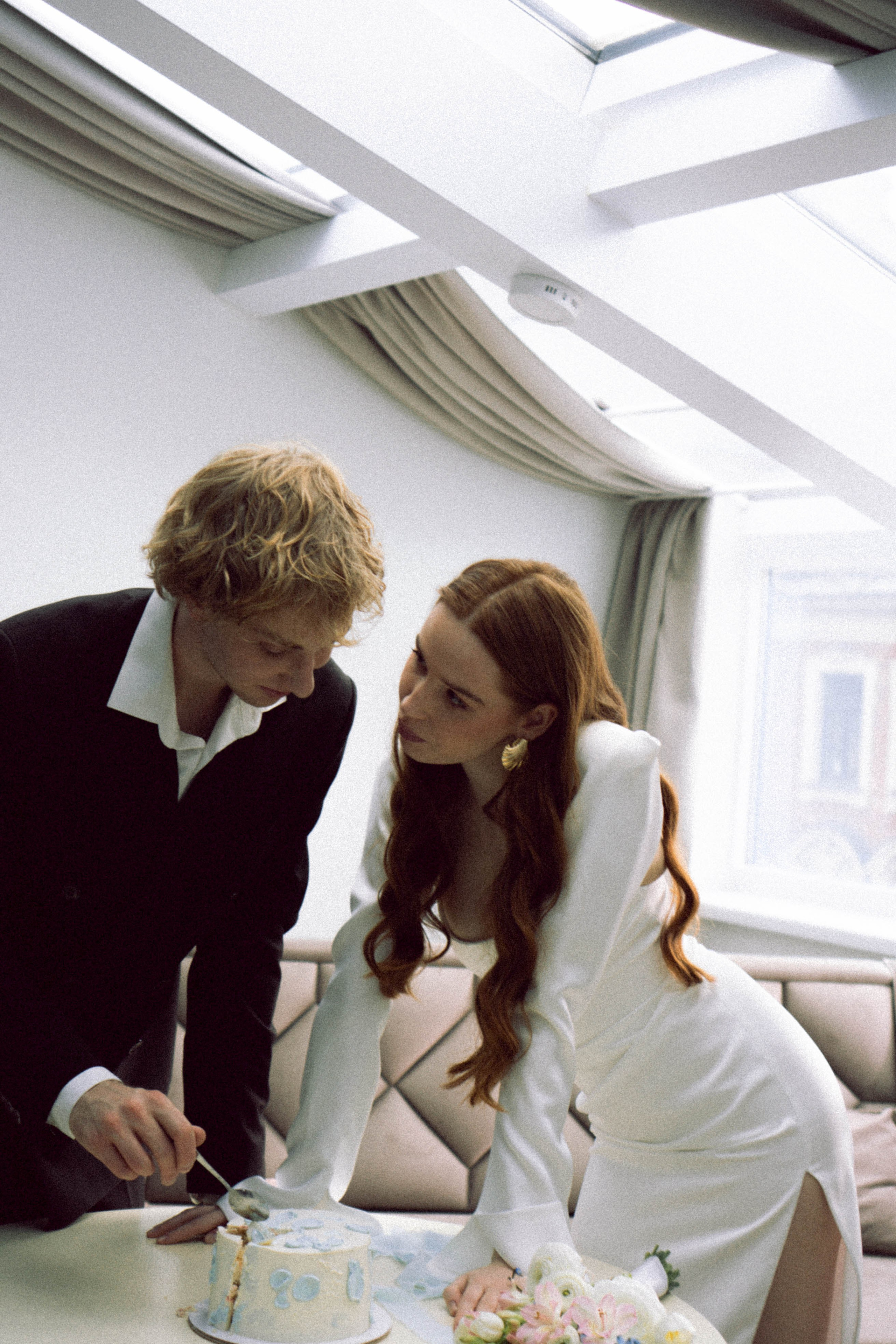 СВАДЕБНАЯ СЬЕМКА В ОТЕЛЕ. СБОРЫ ЖЕНИХА И НЕВЕСТЫ И ТАКЖЕ ТОР И ПОДГОТОВКА К ПРОГУЛКЕ. Профессиональный фотограф, Санкт-Петербург — Виктория Богомолова