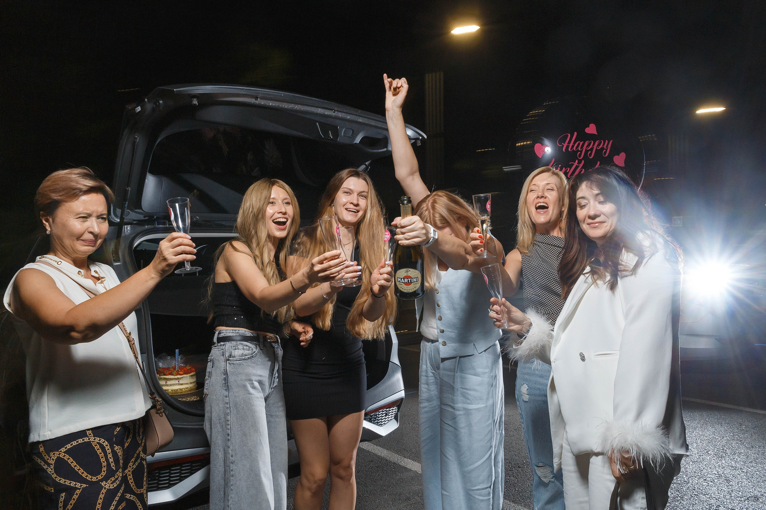 День рождения Оксаны: подруги, набережная, торт, шампанское. Событийный фотограф Максим Бескоровайновнов