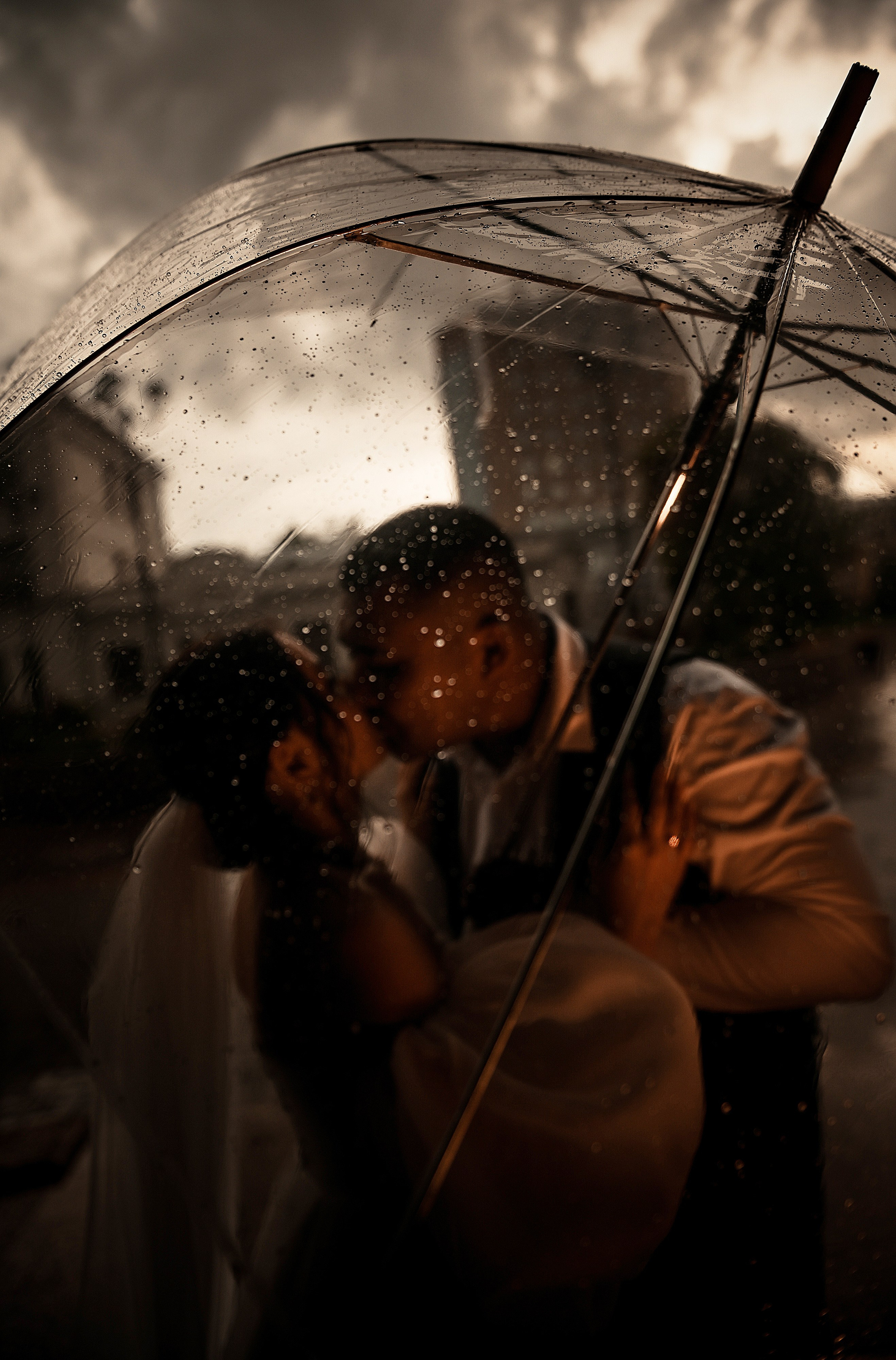 Небольшая свадебная серия в музее и прогулкой под дождем Эльмиры и Ризата. Свадебный, семейный, детский, контент фотограф в Омске Максим Ильин