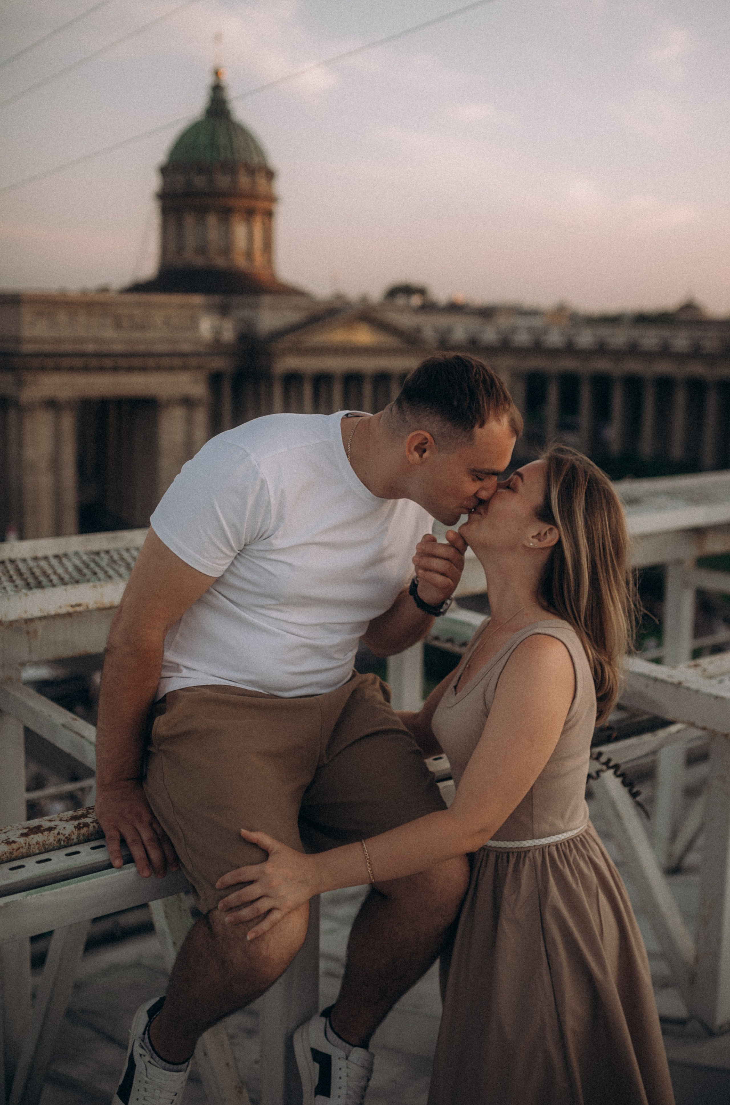 Мы сидим на питерской, теплой крыше. Фотограф в Санкт Петербурге Лара Великова