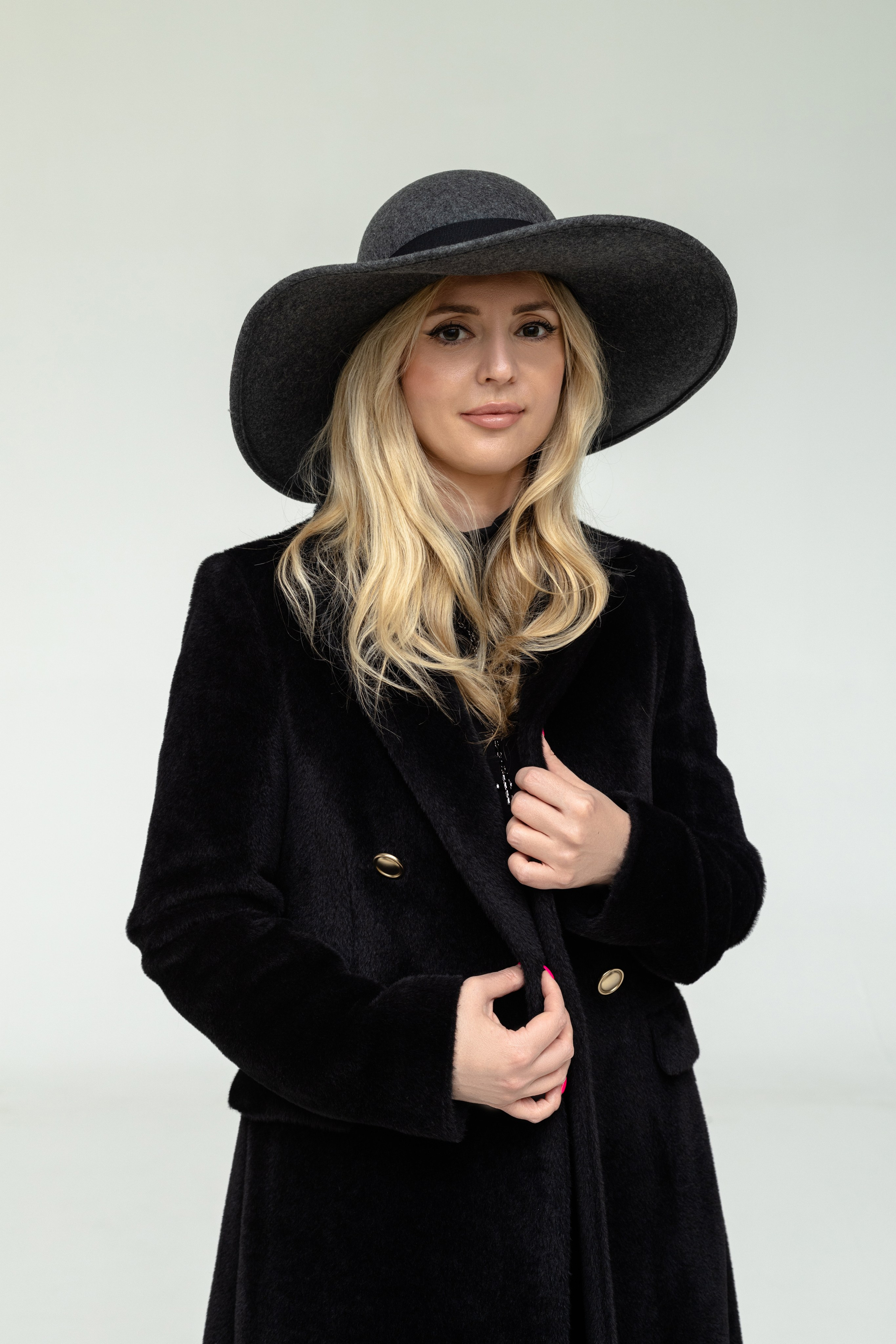 Студийный портрет девушки в шляпе