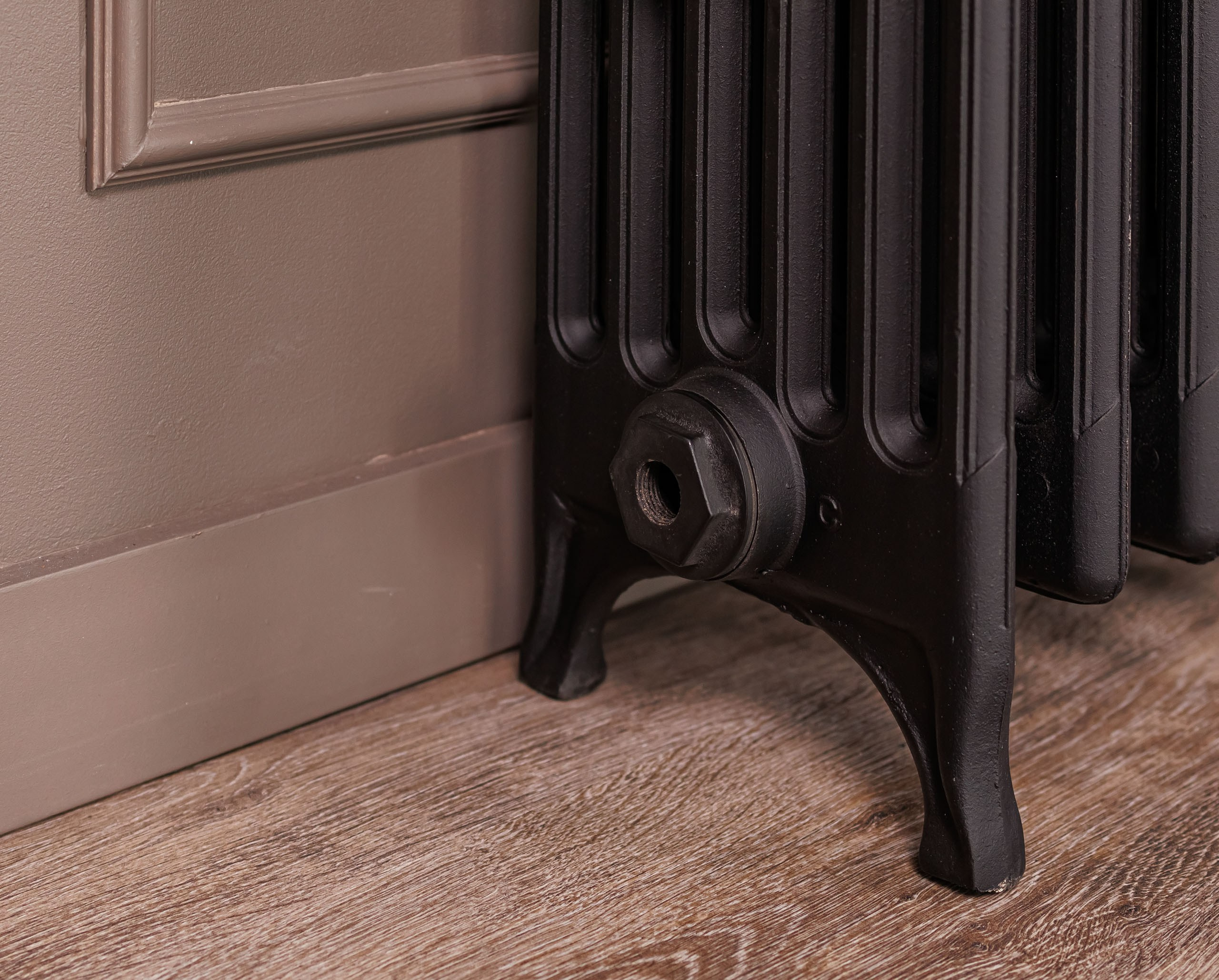 Предметные фотографии дизайнерских радиаторов отопления в стиле ретро