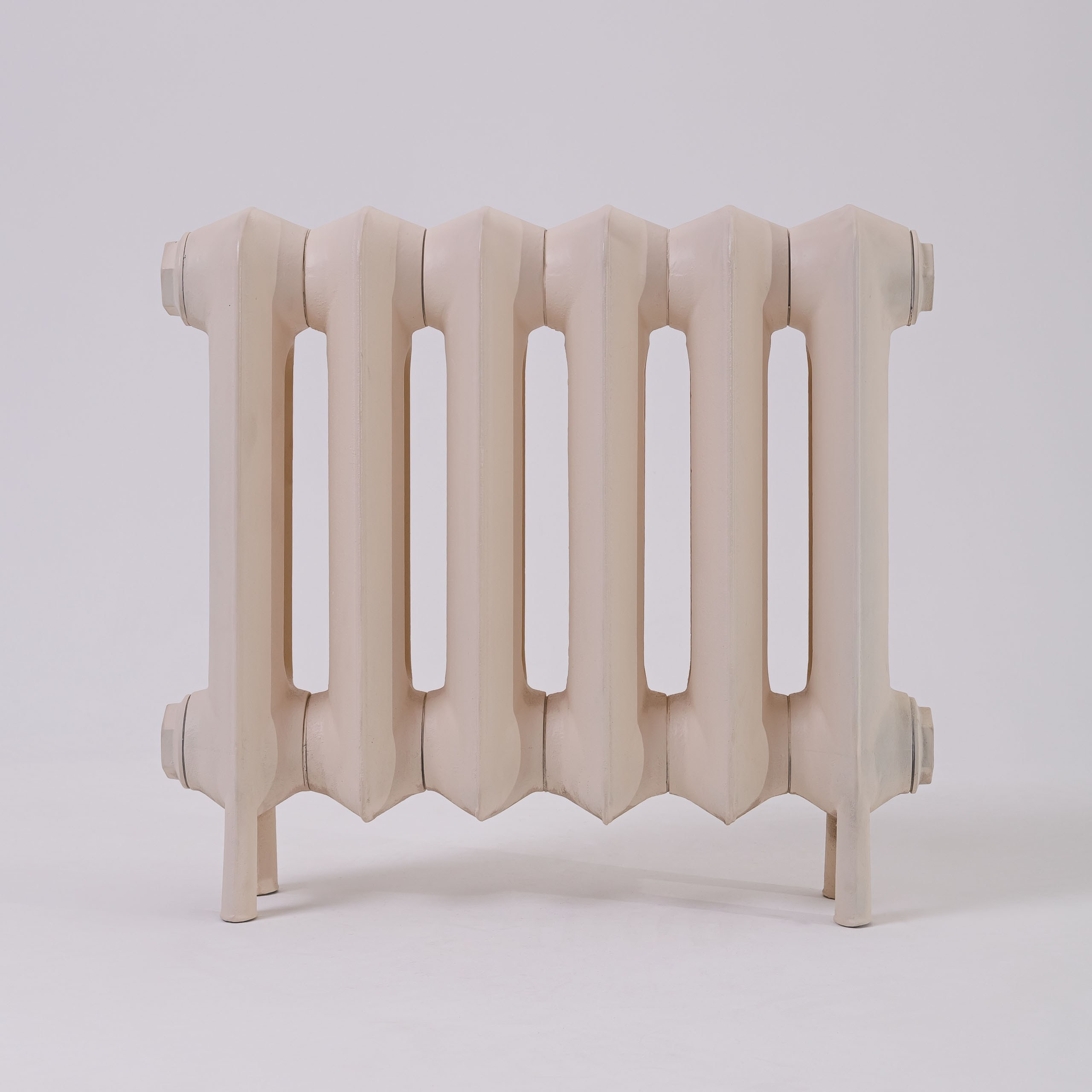 Предметные фотографии дизайнерских радиаторов отопления в стиле ретро