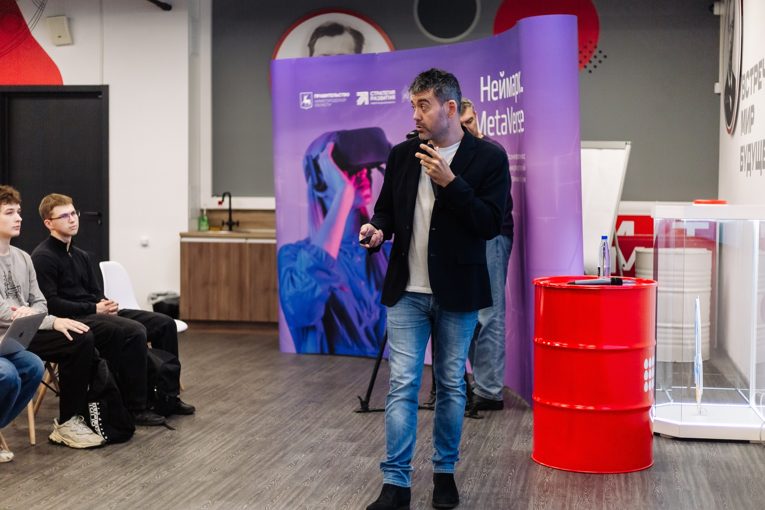 Неймарк. Лекторий. Репортажный и портретный фотограф в Нижнем Новгороде Максим Горшков