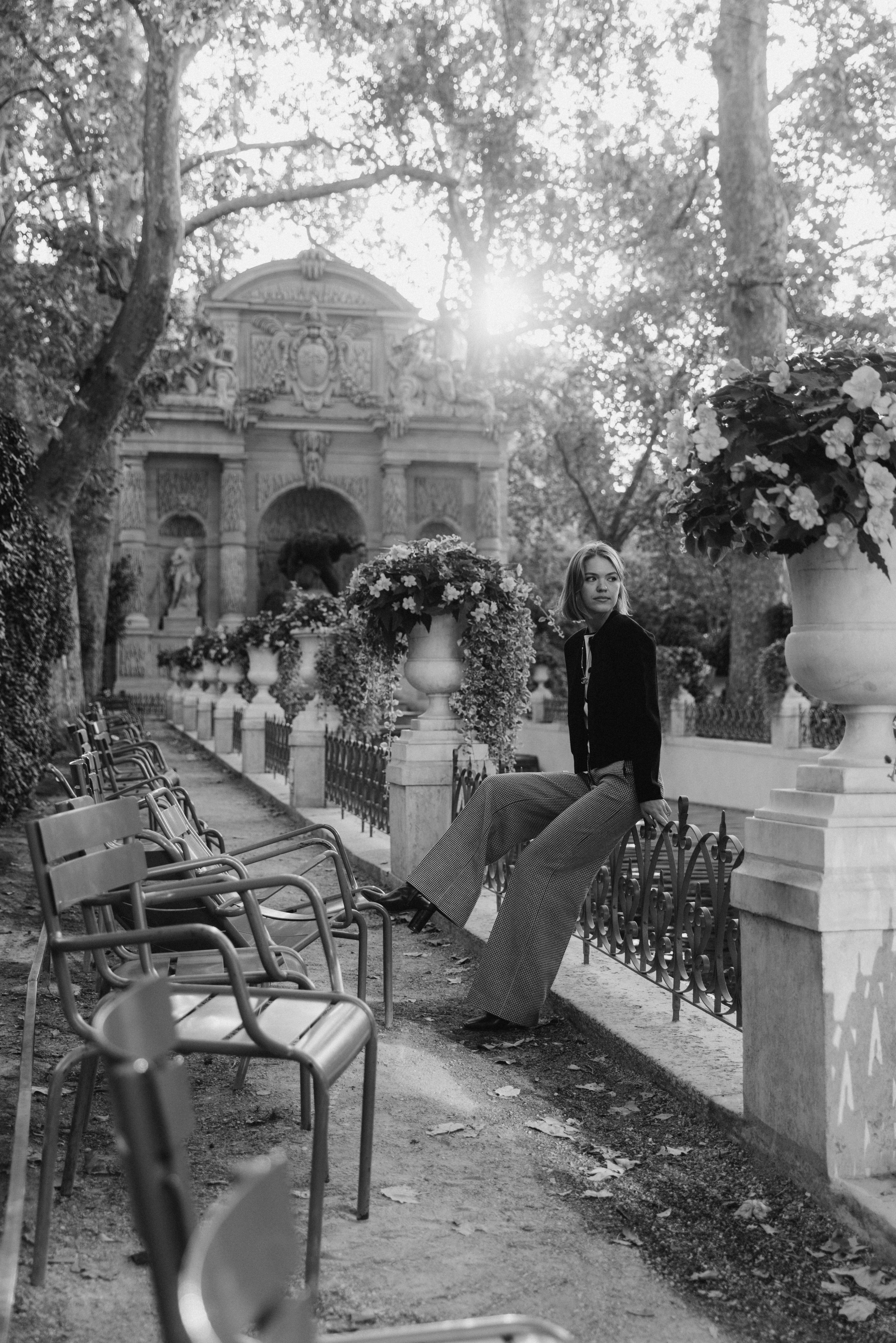 September sun. Photographer in Paris