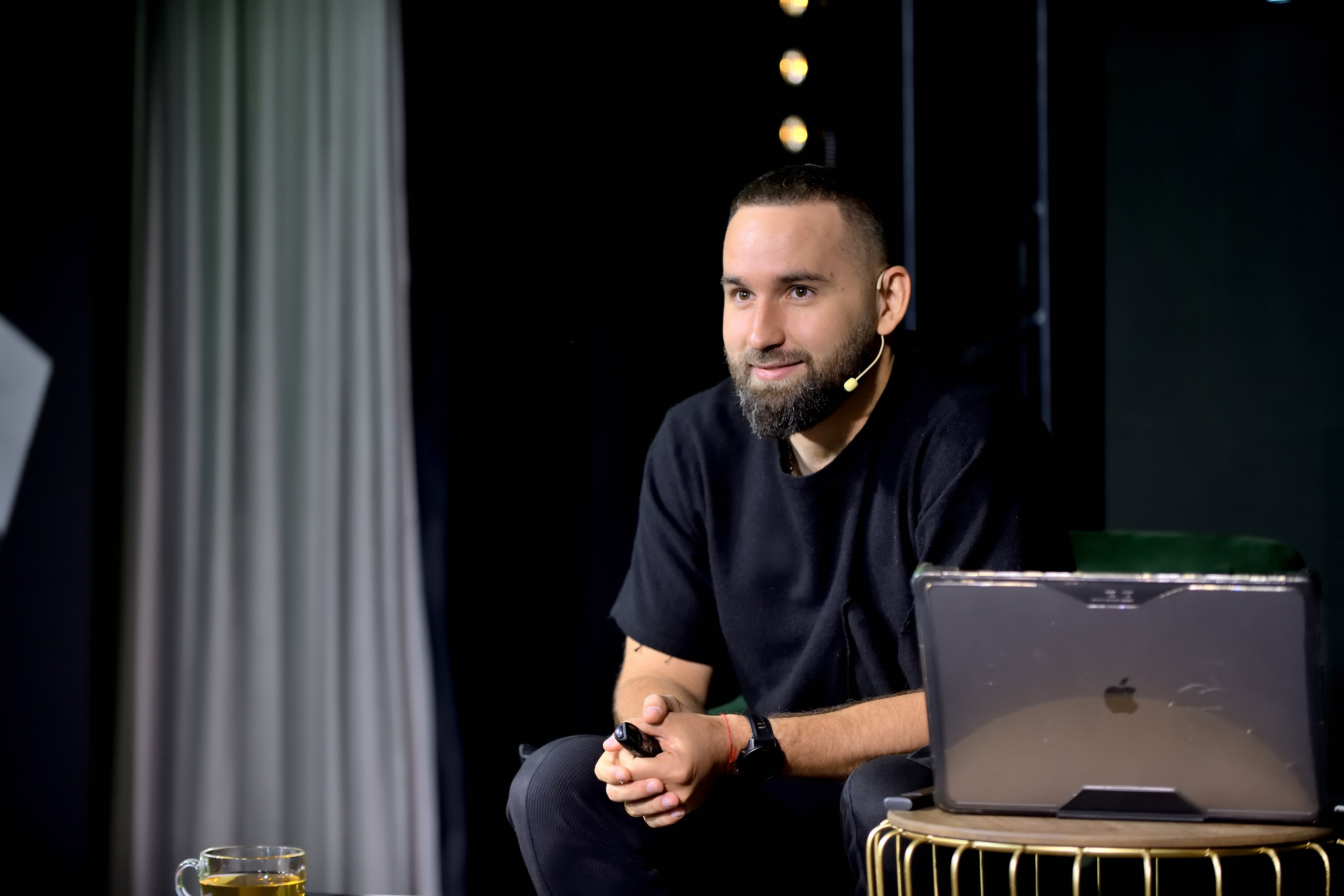 "Спикер рассказывает программу мероприятия".